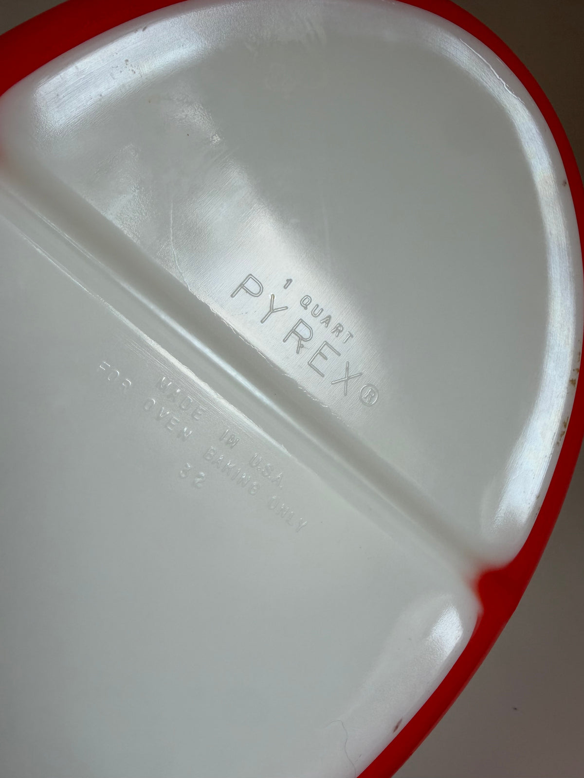 Cazuela Pyrex con diseño Friendship, base roja y tapa de vidrio opalino blanco