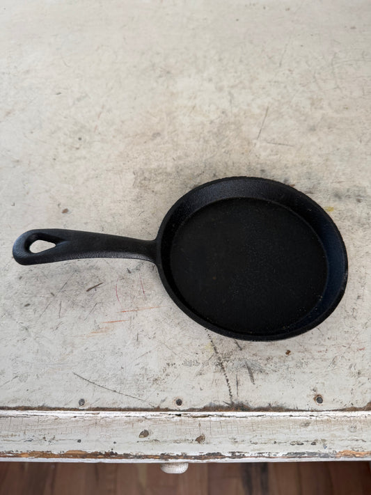 Mini cast iron skillet (mini skillet)