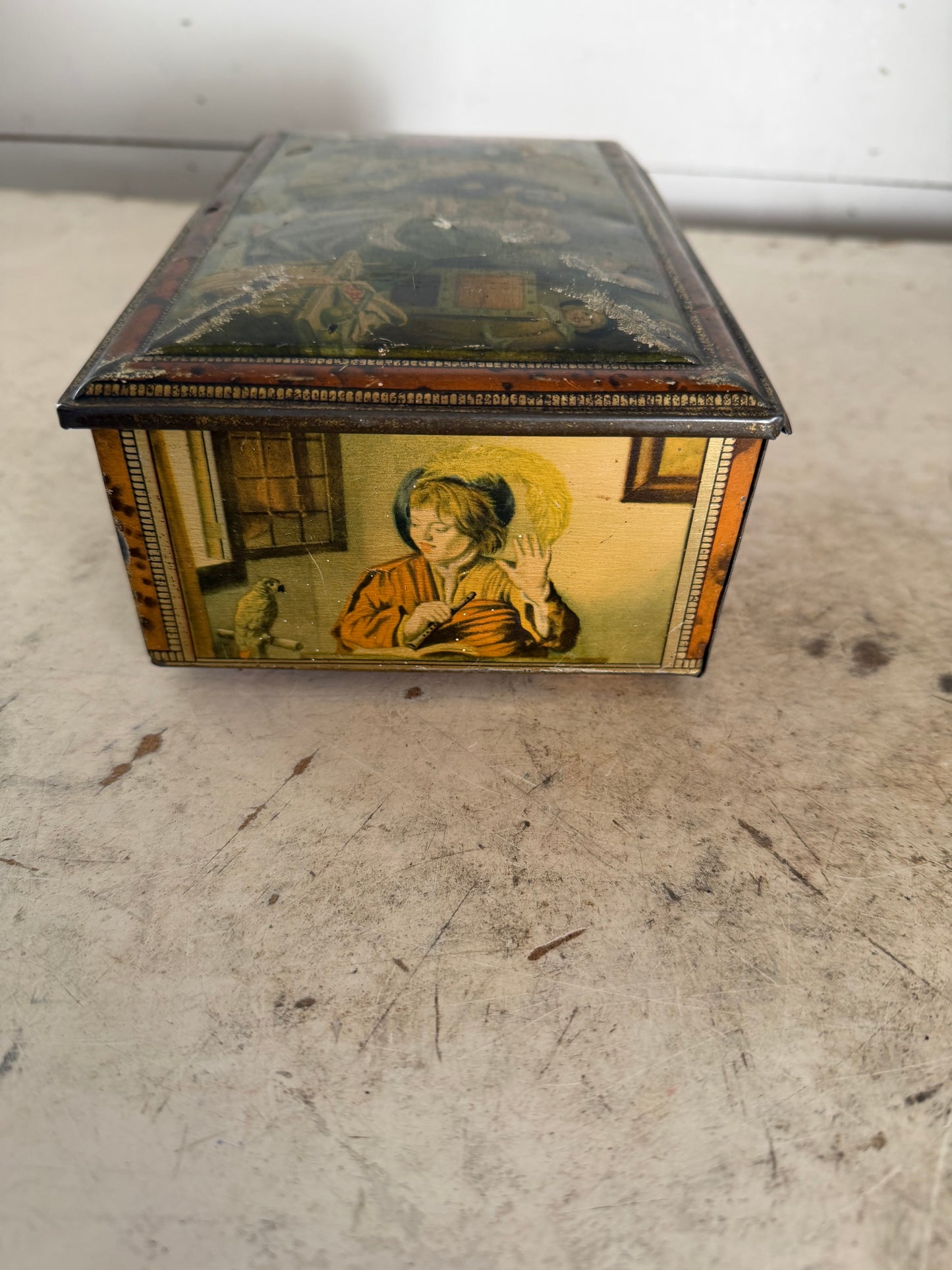 Vintage tin with Colonial scene