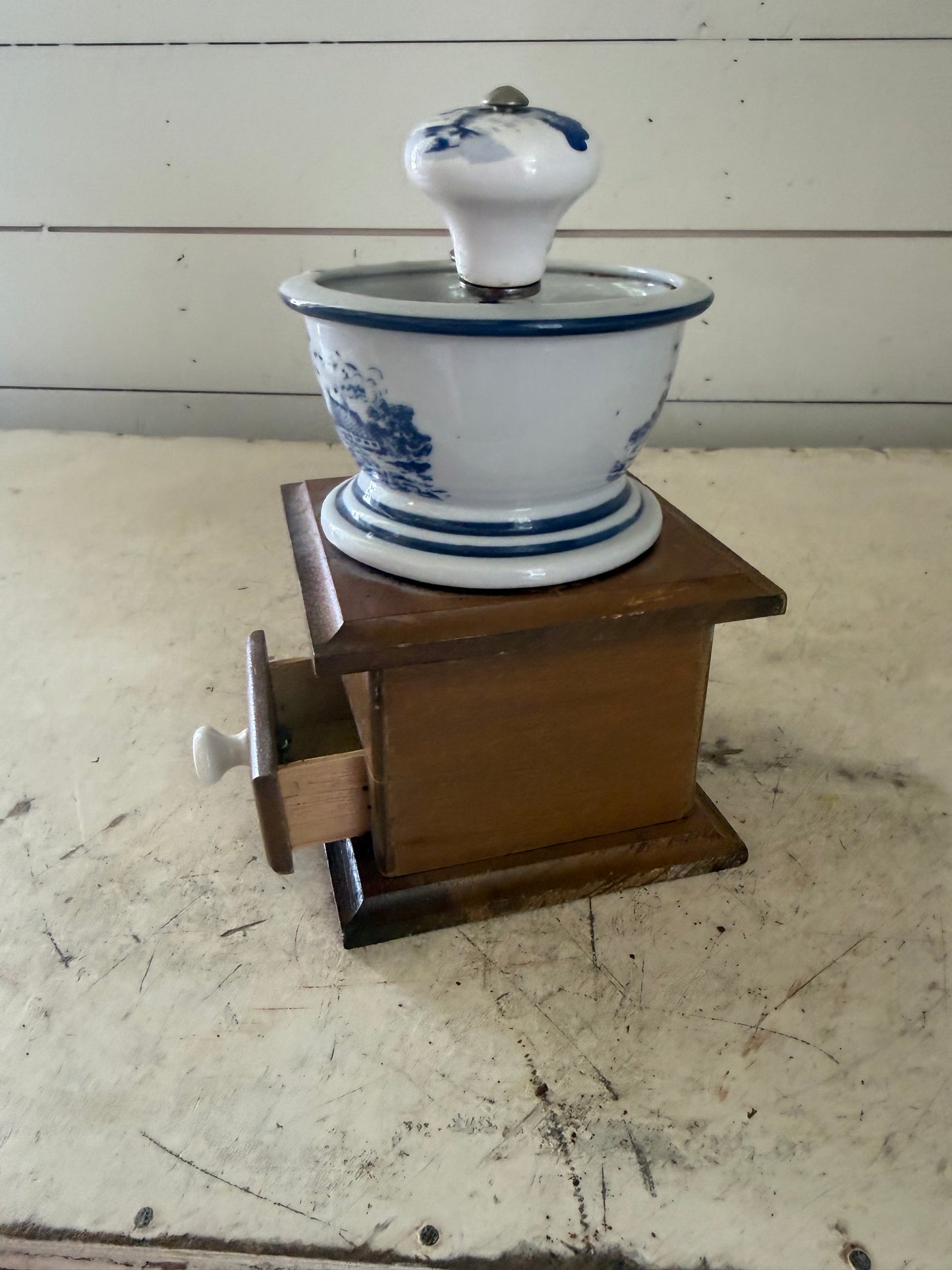 Vintage Manual Grinder Delft Blue/White Hopper Wood Base