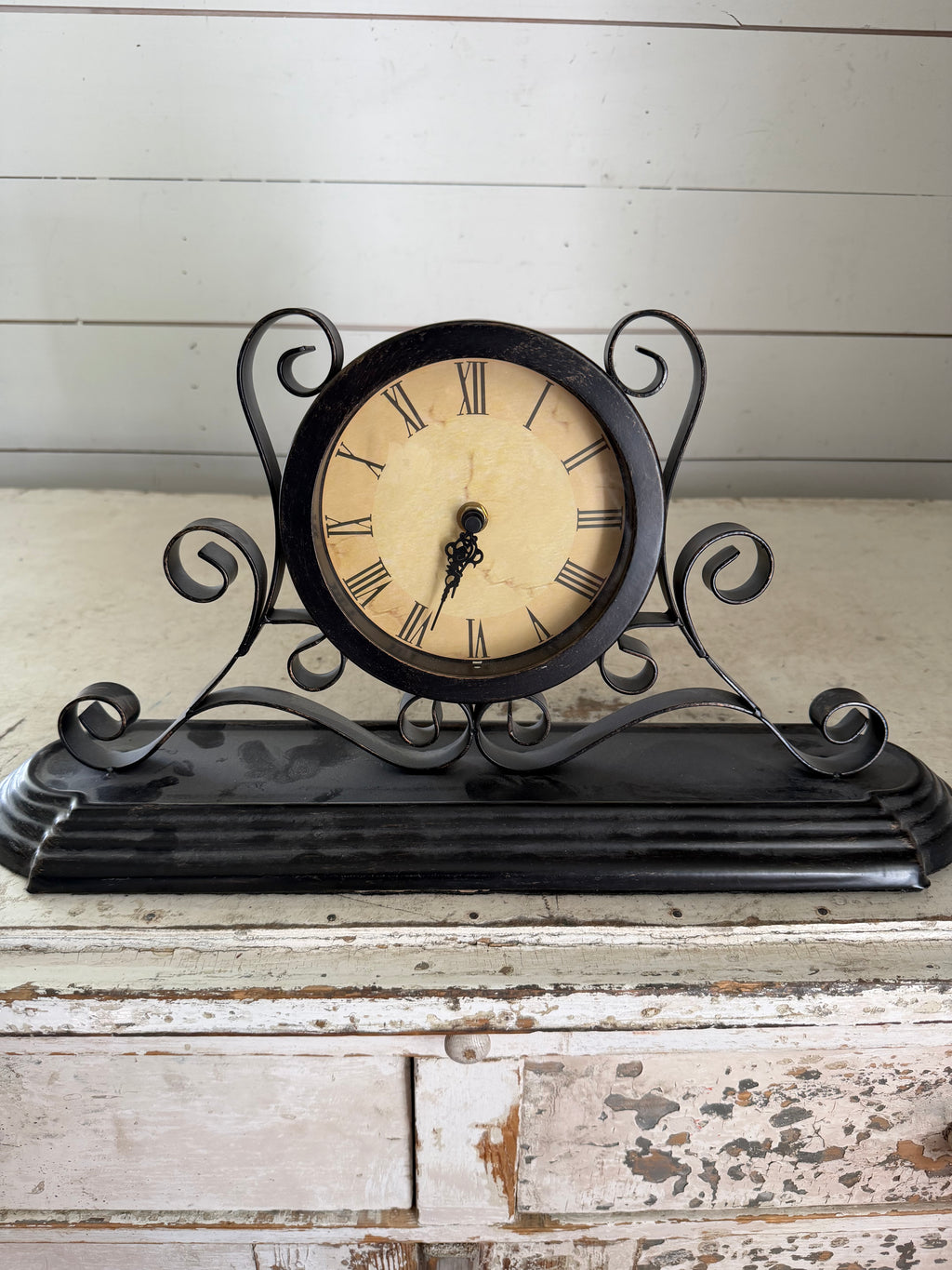 Scrolling mantle clock