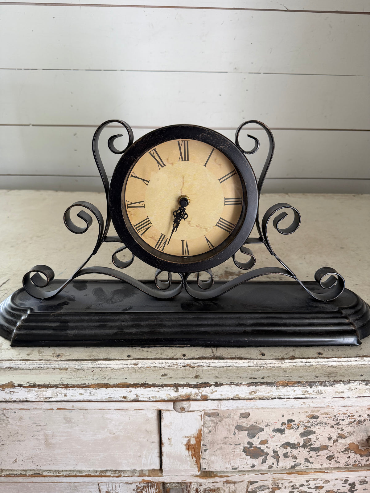 Scrolling mantle clock