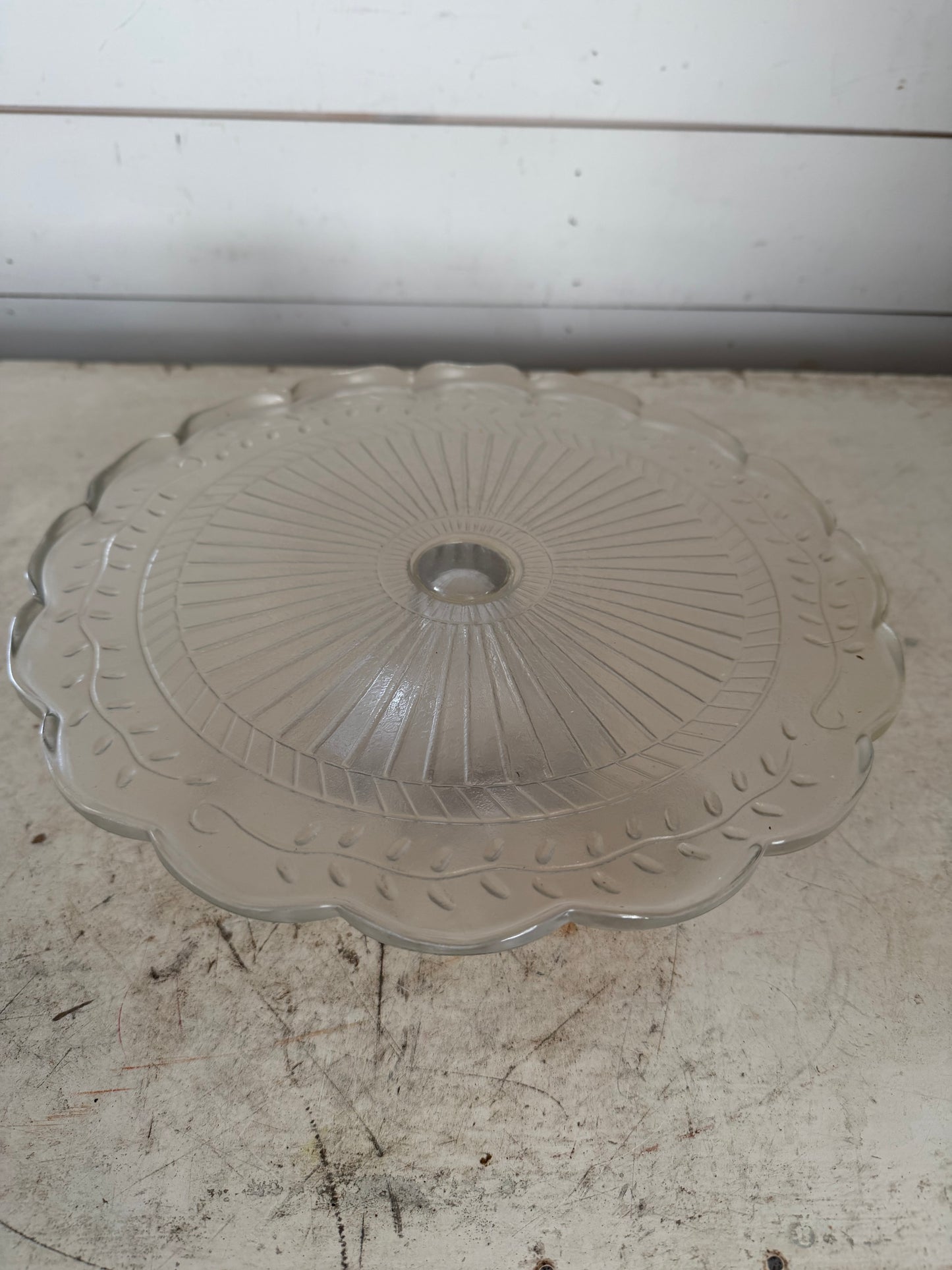 Glass wreath cake stand 11” - no dome