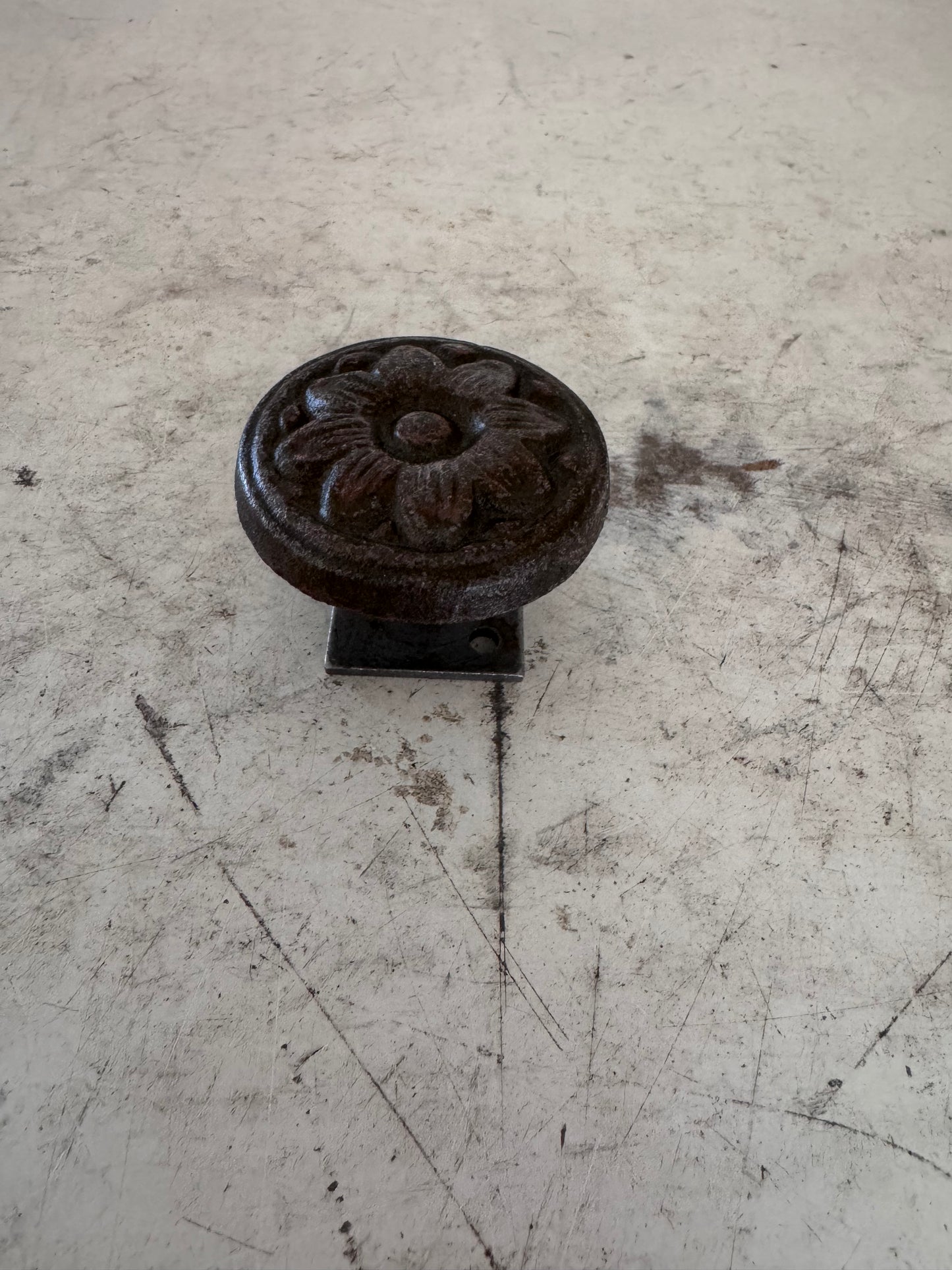 Cast Iron Round Flower knob/hanger