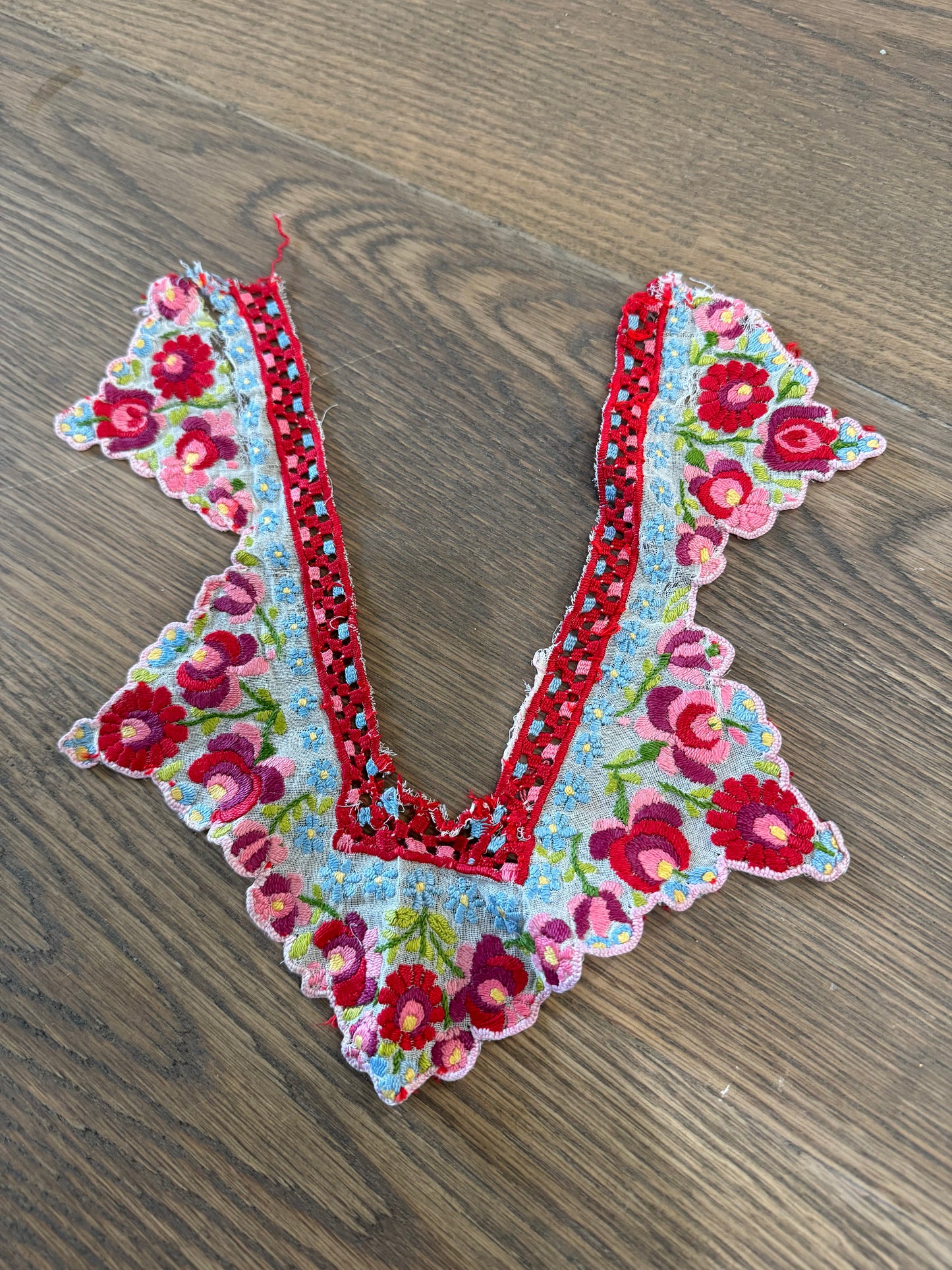 Embroidered Neck Colar