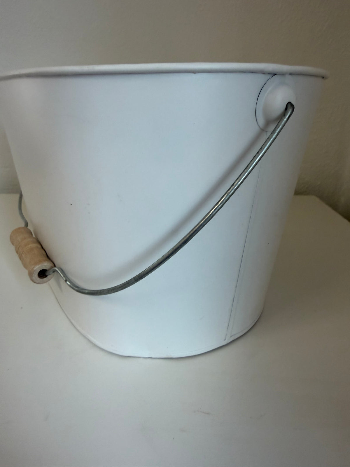 Cubo de metal blanco: se transformará con calcomanías