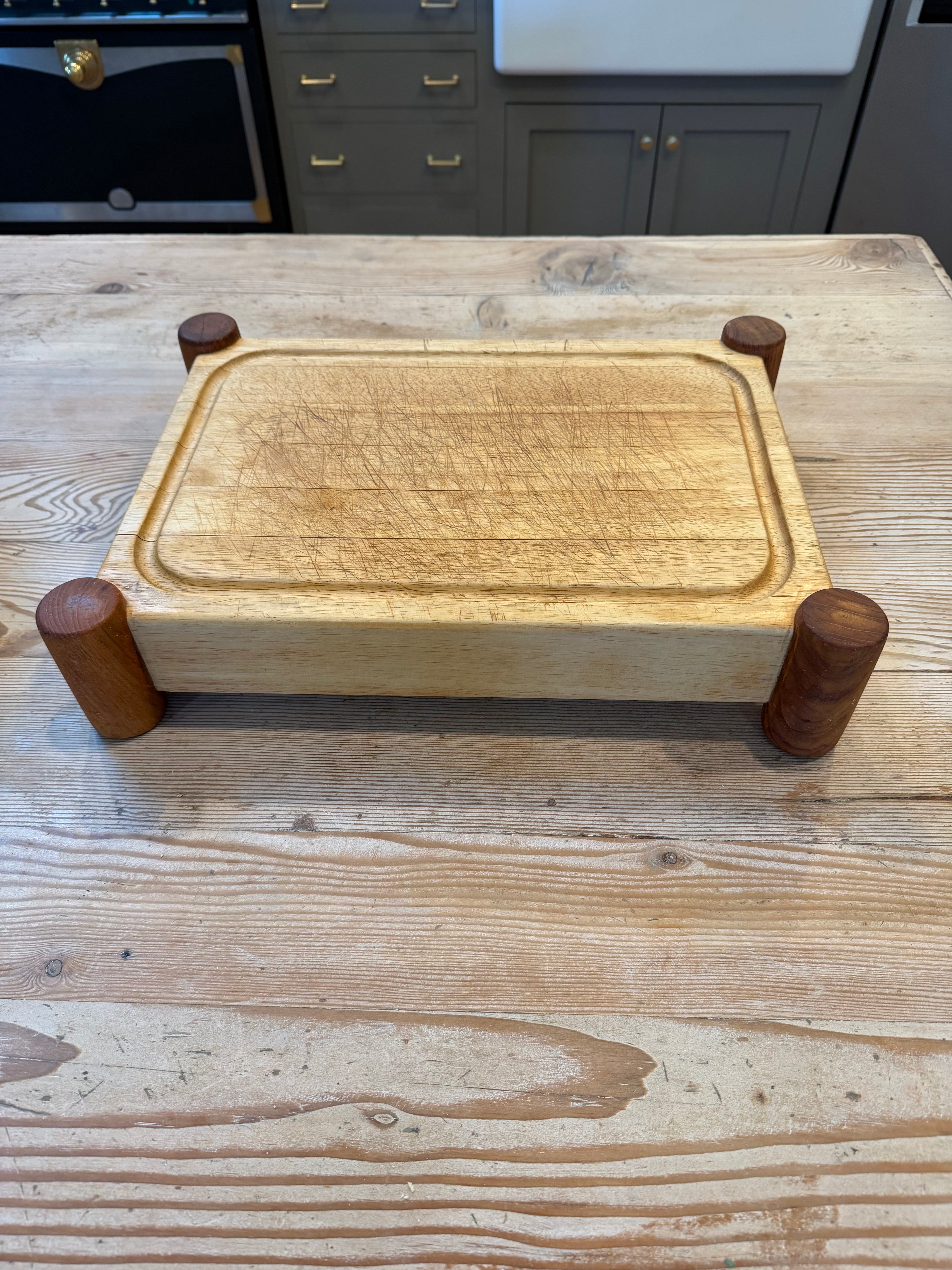Cuttingboard with feet