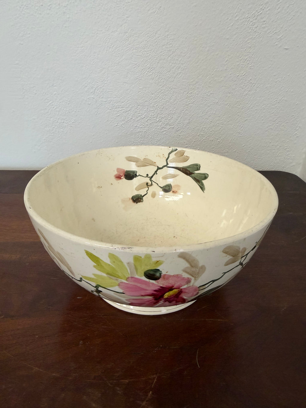 Cuenco vintage de cerámica con base y diseño floral