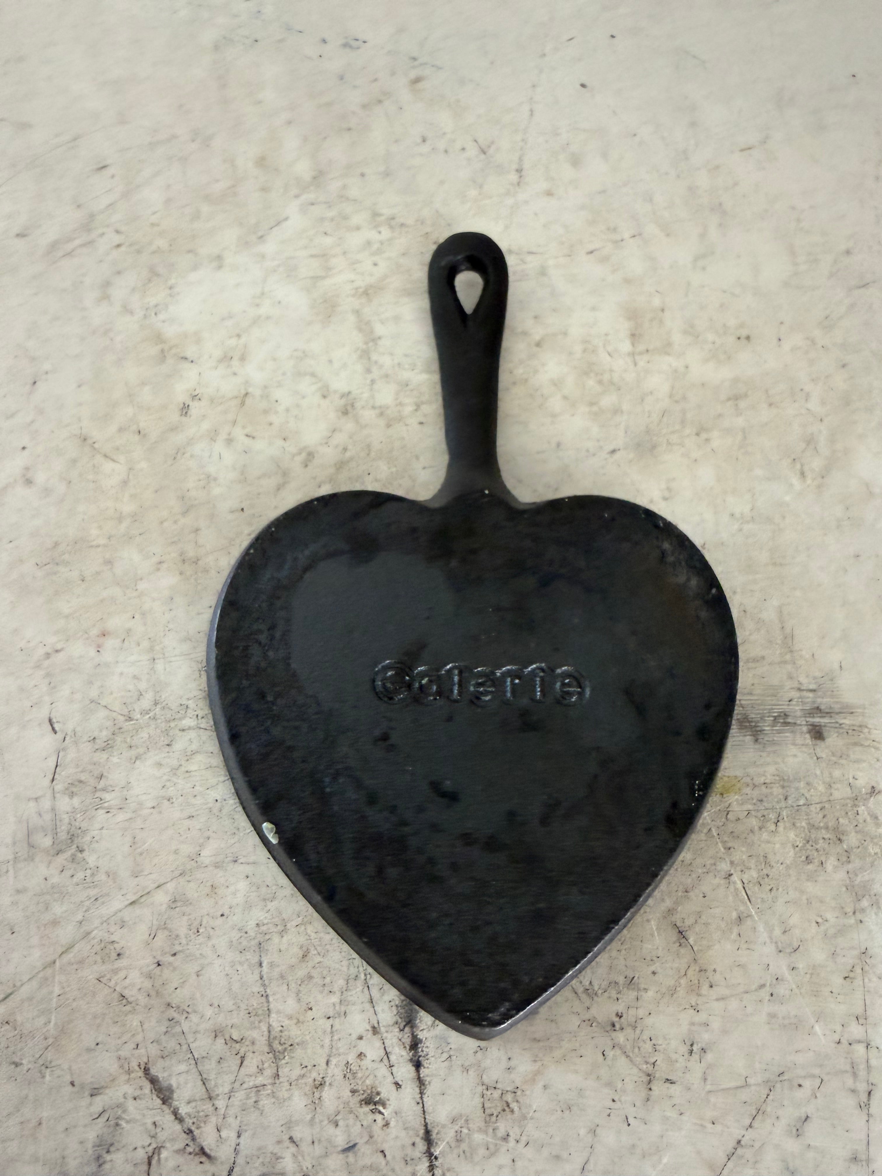 Heart-shaped cookie skillet