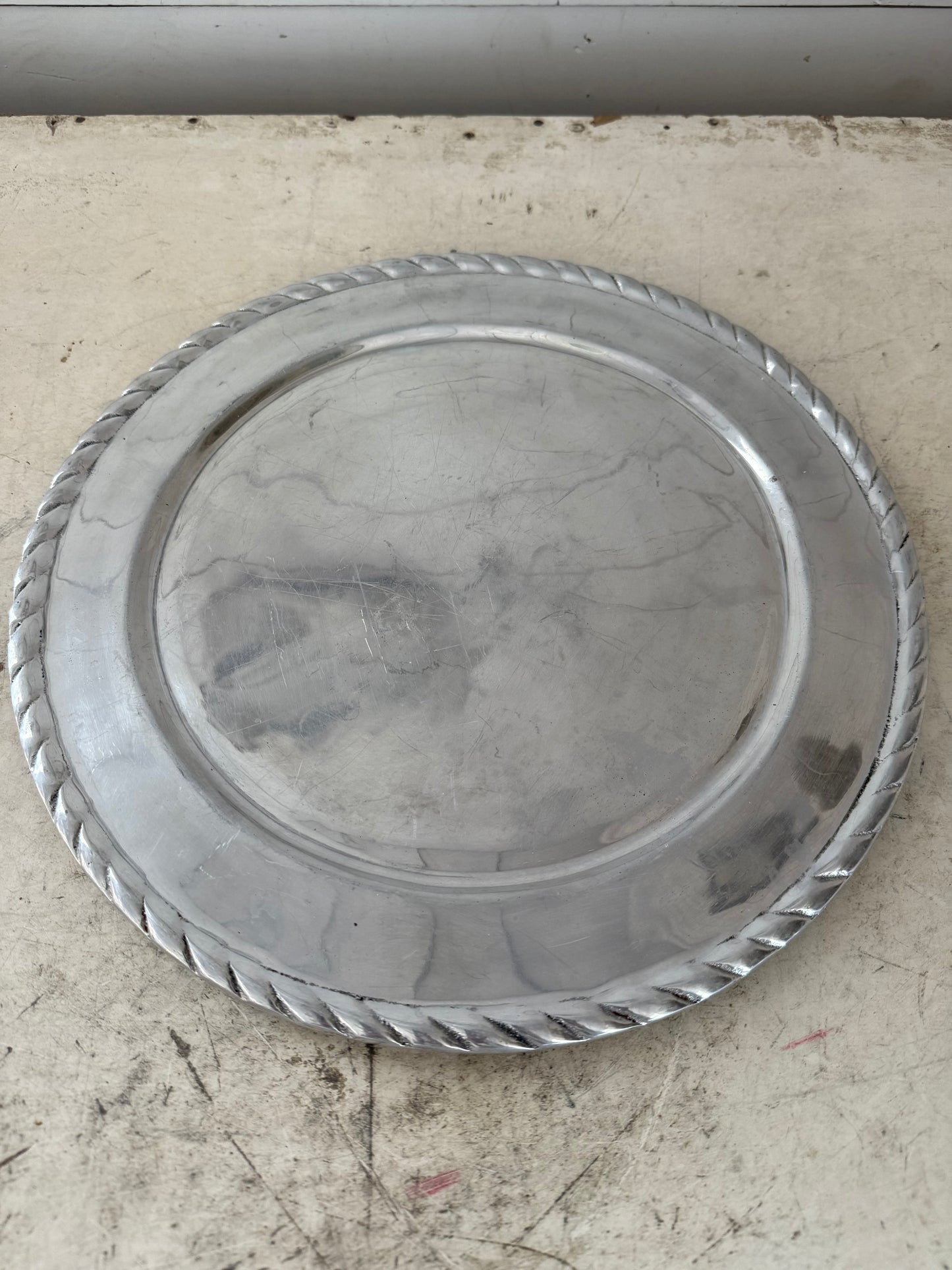 Aluminum platter with braided edge