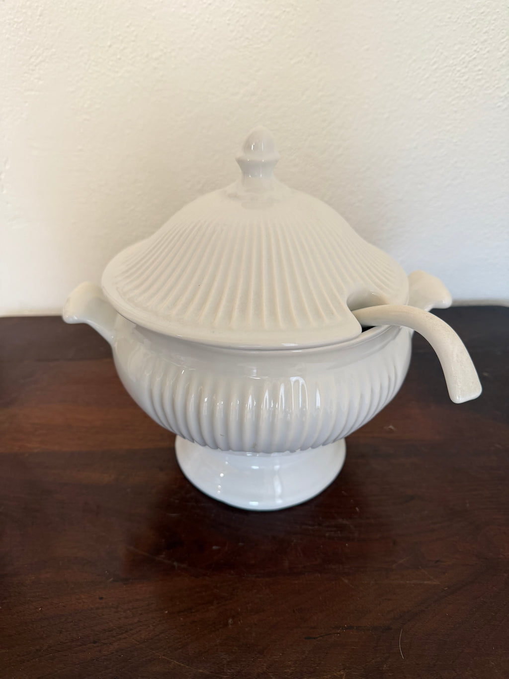 Sopera de cerámica blanca vintage con tapa y cucharón