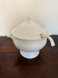 Sopera de cerámica blanca vintage con tapa y cucharón