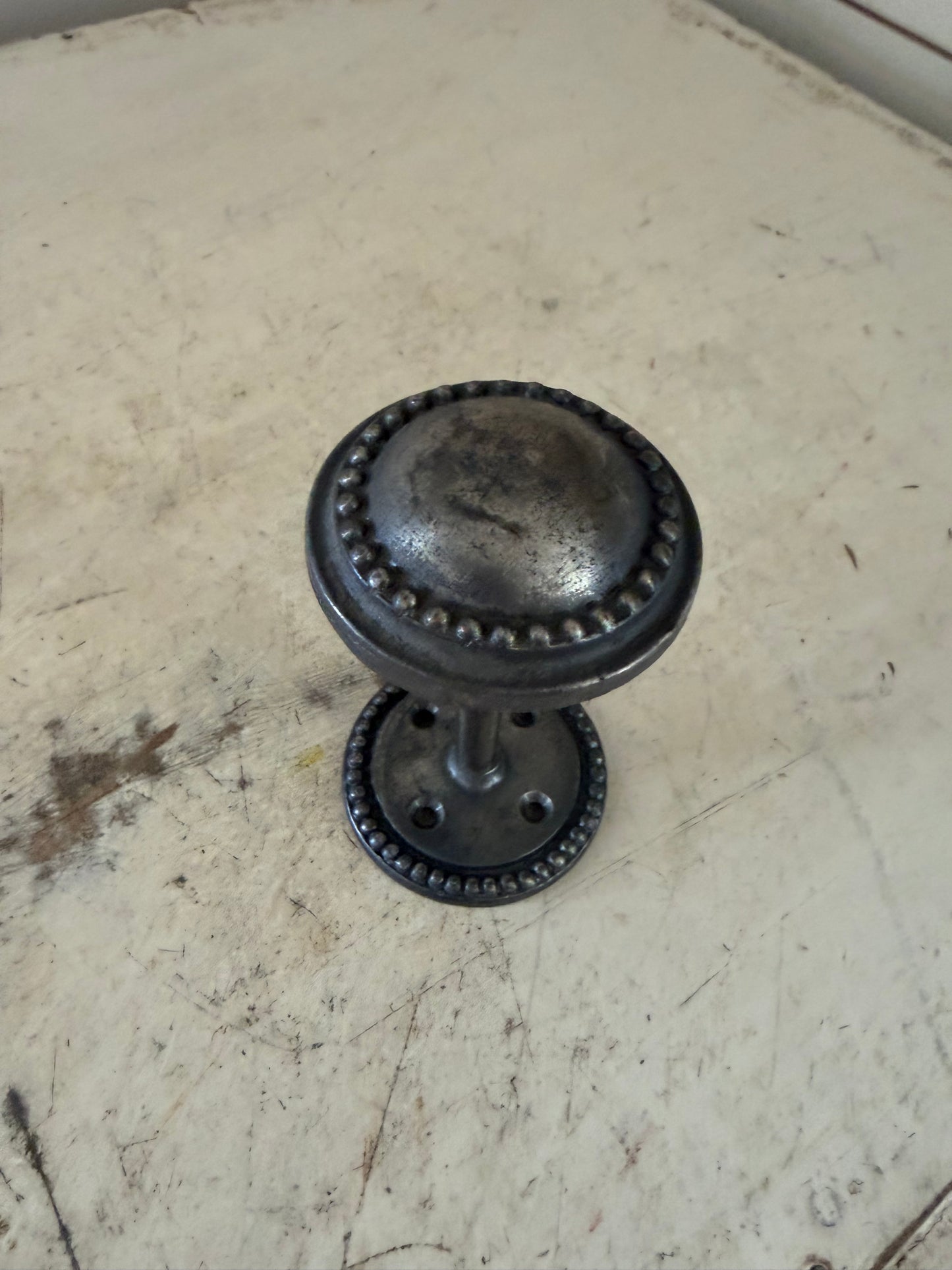 Oversized metal knob hook
