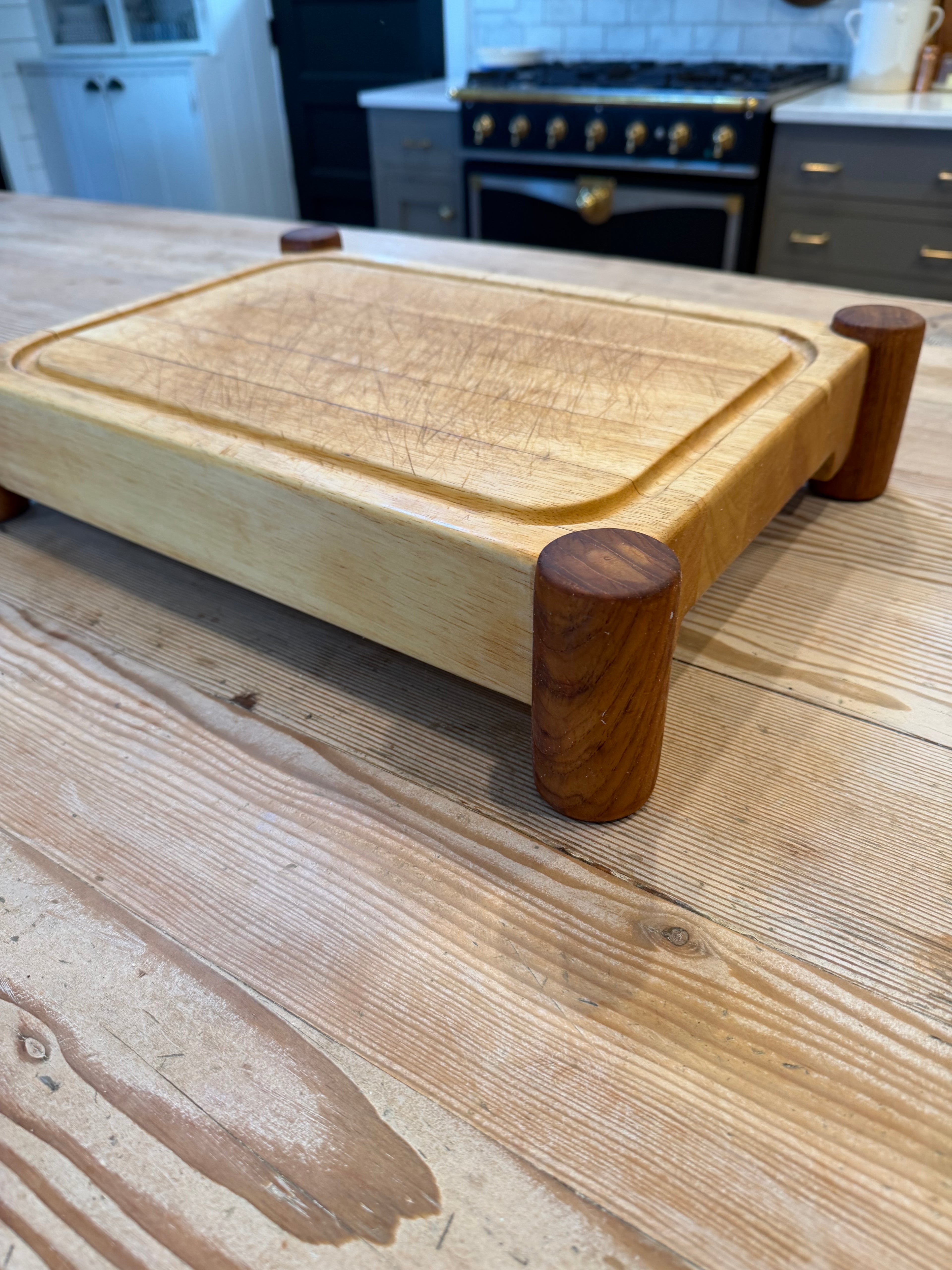 Cuttingboard with feet