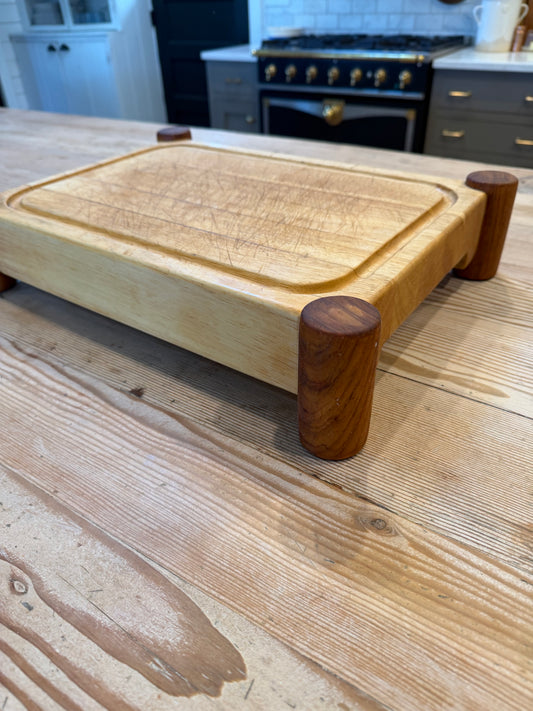 Cuttingboard with feet