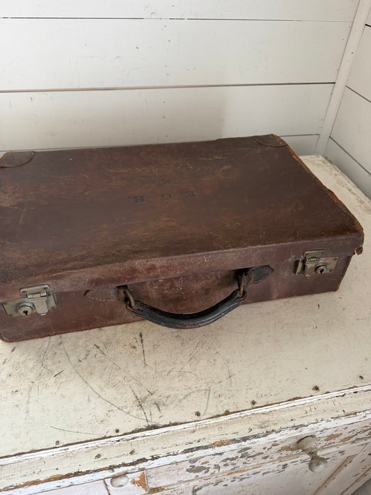 EARLY 20TH CENTURY ENGLISH LEATHER SUITCASE IN BROWN