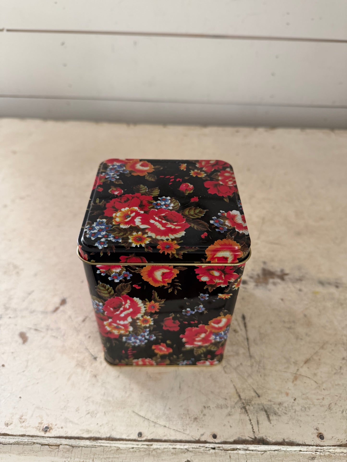 Flower tin with black background