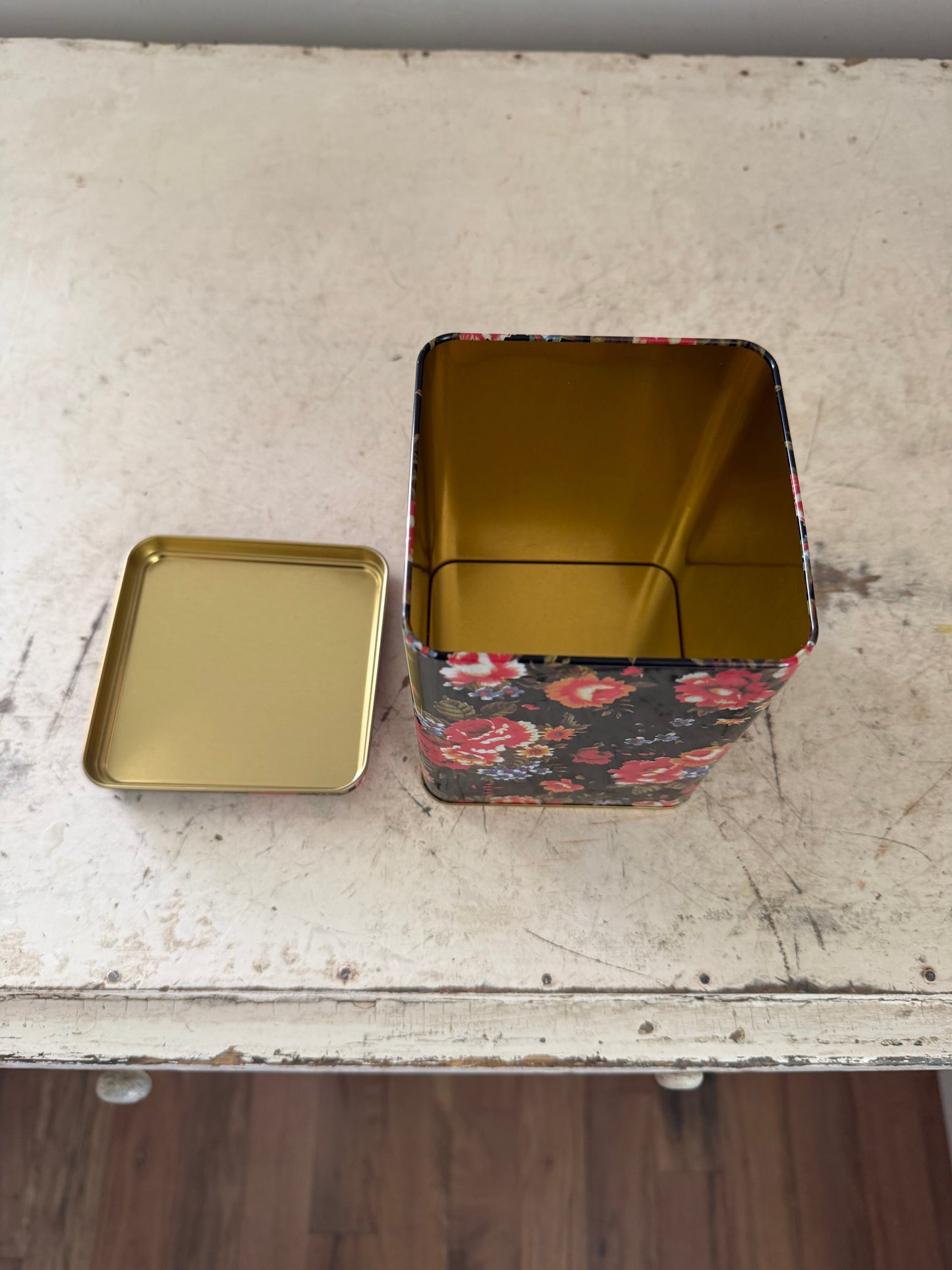 Flower tin with black background