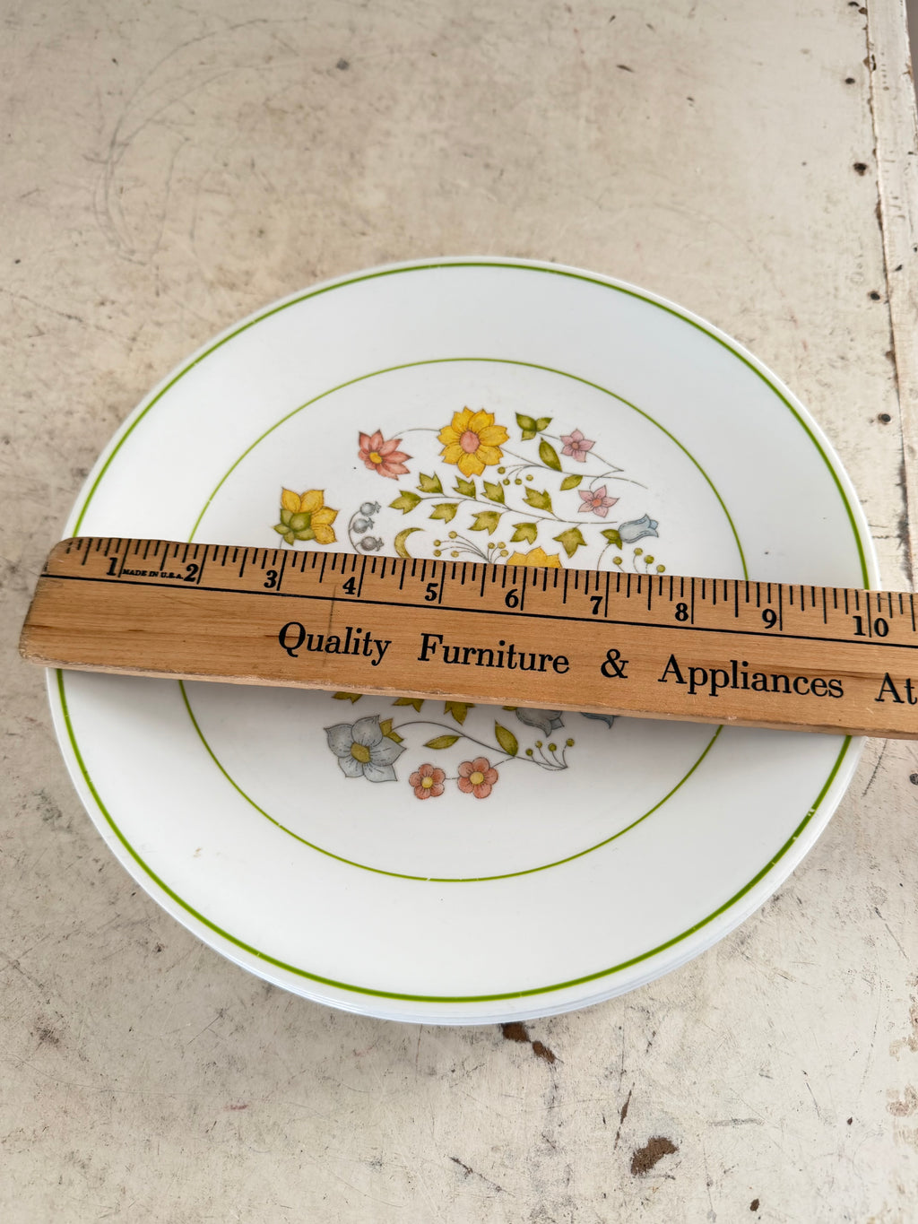 Corelle spring meadow Dinner Plate Floral pattern - has some wear