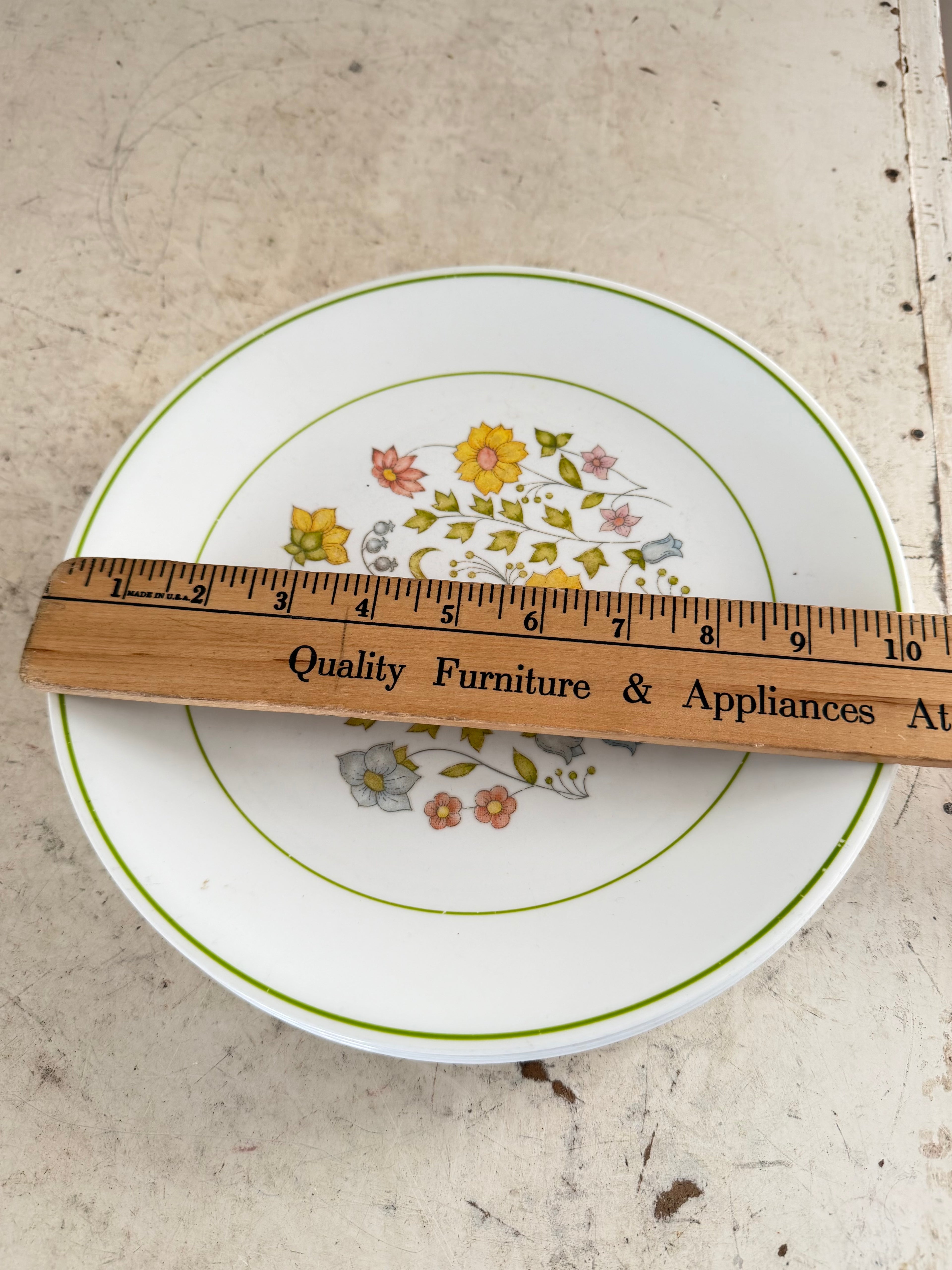 Corelle spring meadow Dinner Plate Floral pattern - has some wear