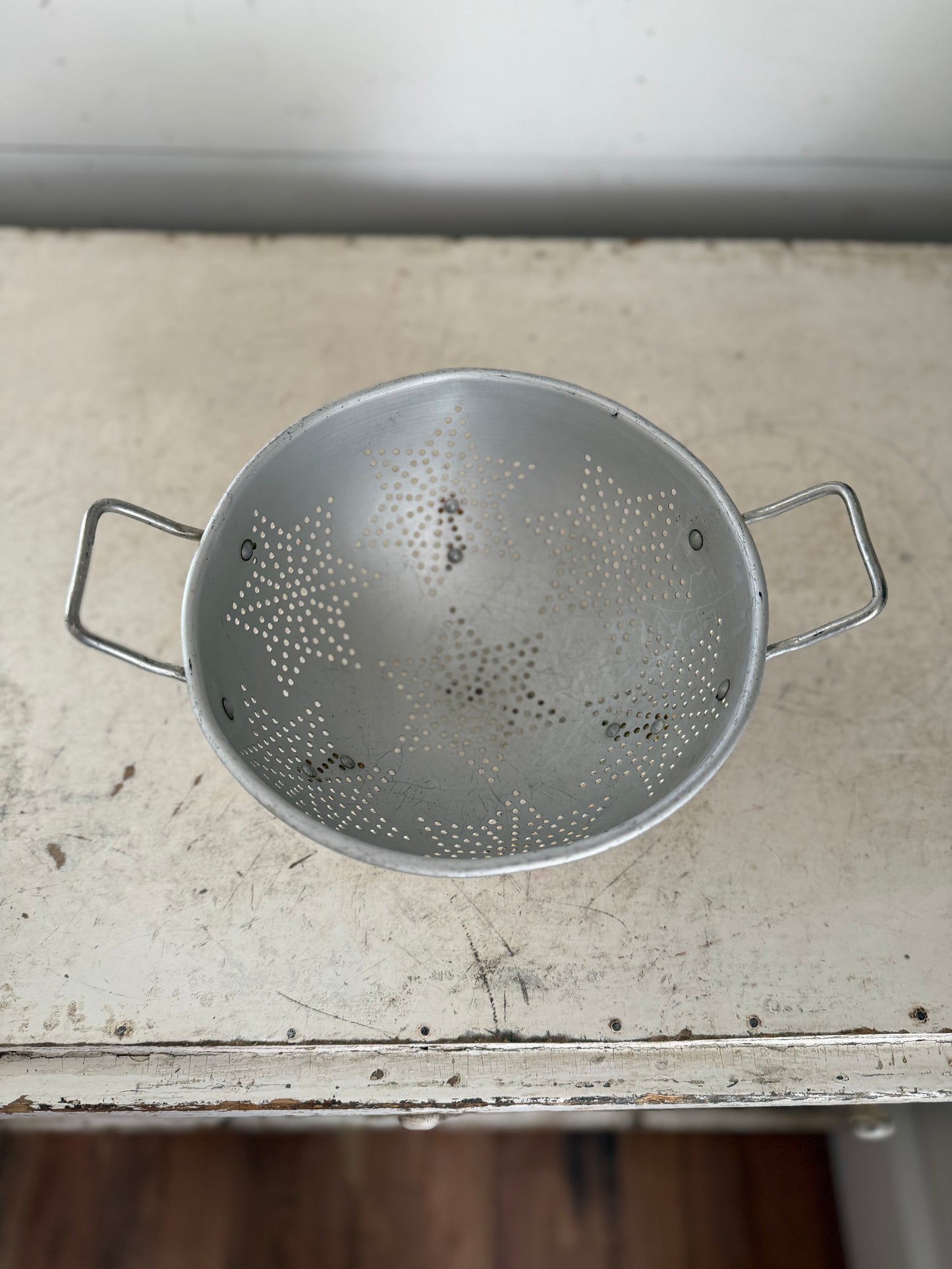 Mirro aluminum footed colander with star pattern