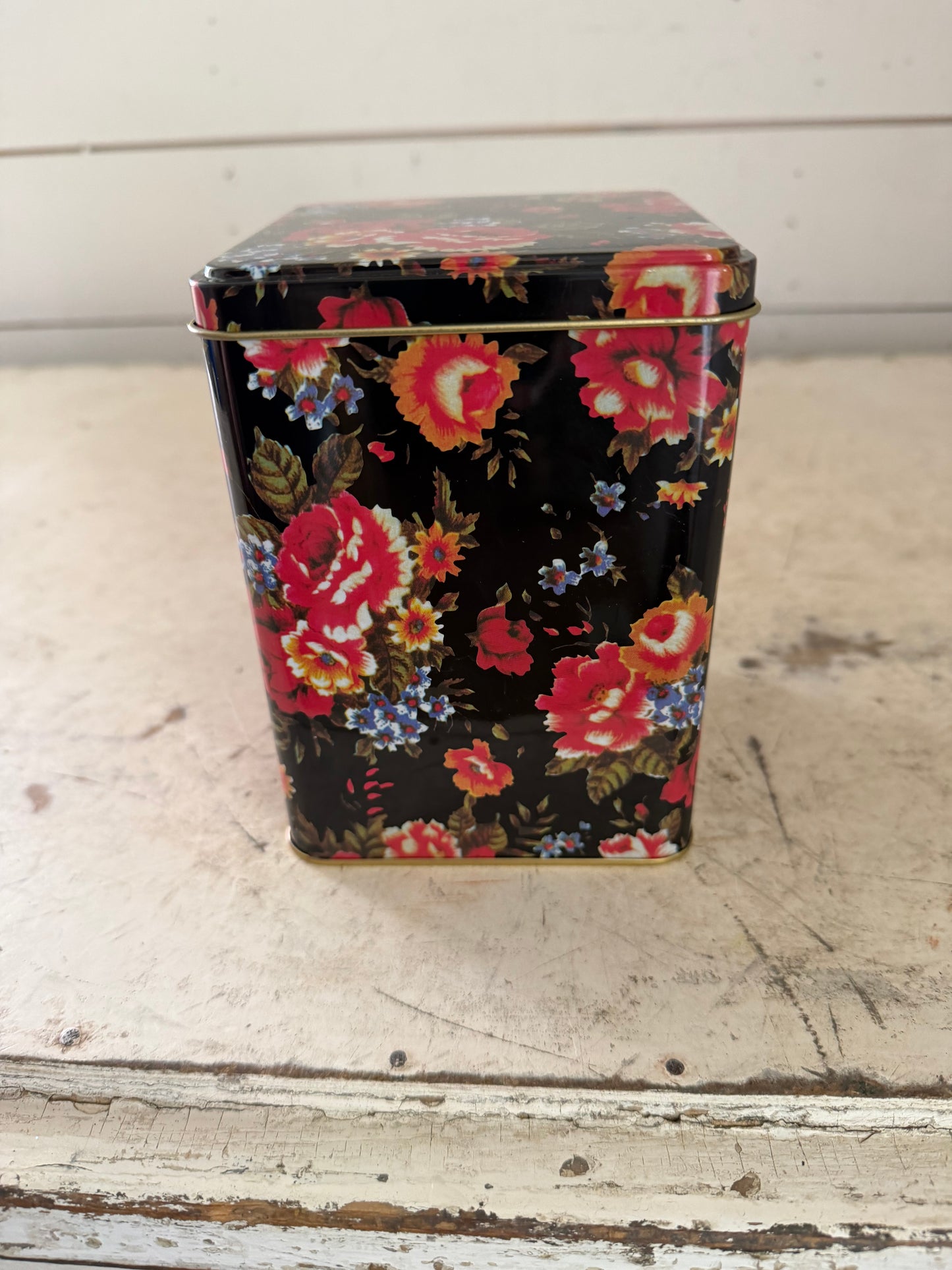 Flower tin with black background