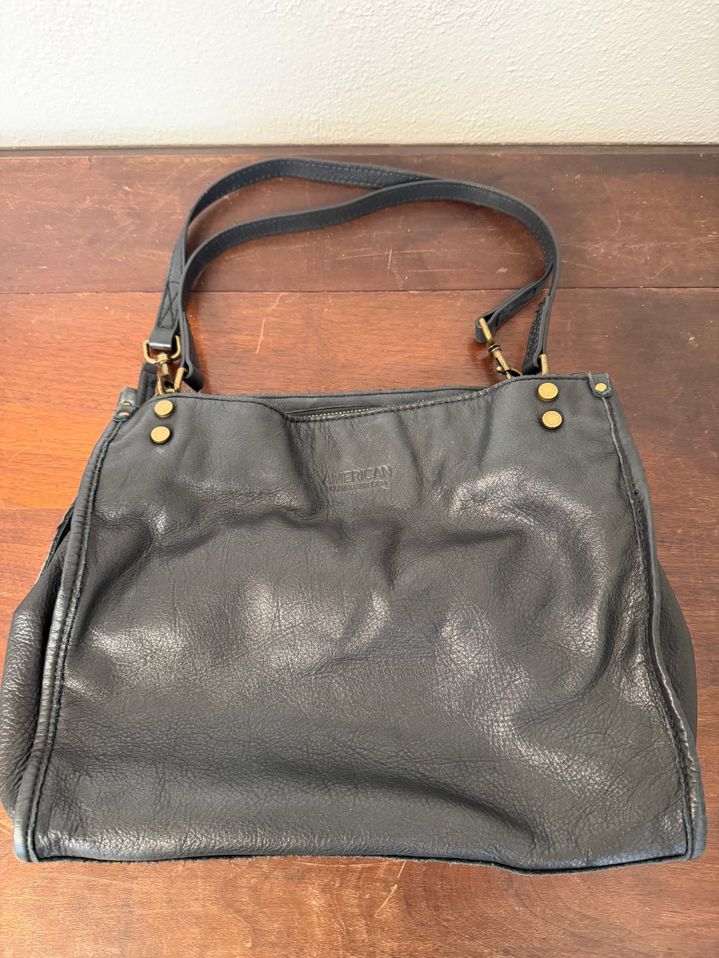 Bolso satchel de triple entrada Lenox de American Leather Co. en cuero negro