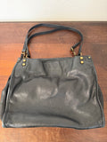 Bolso satchel de triple entrada Lenox de American Leather Co. en cuero negro