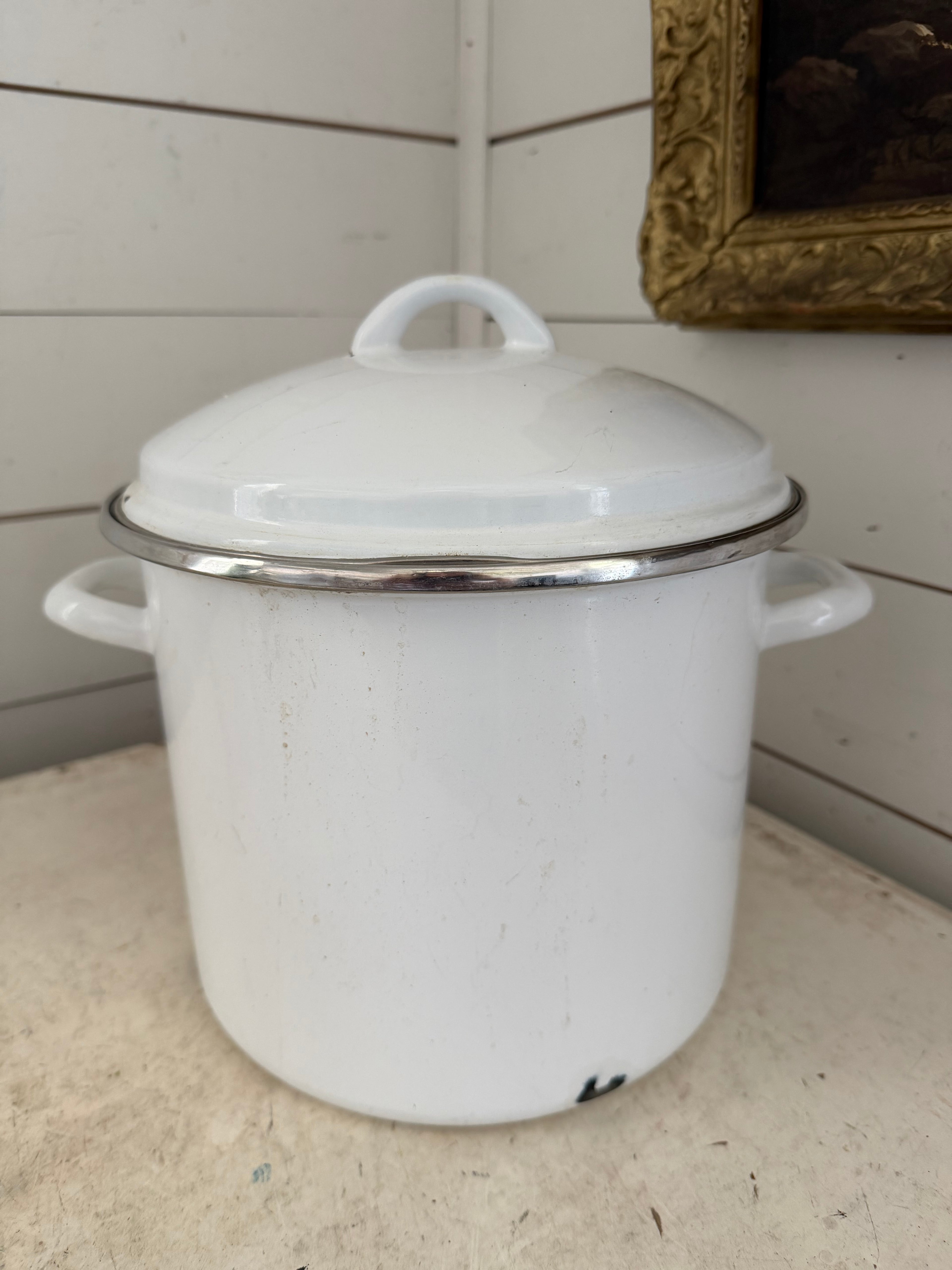 Enamel white pot with lid