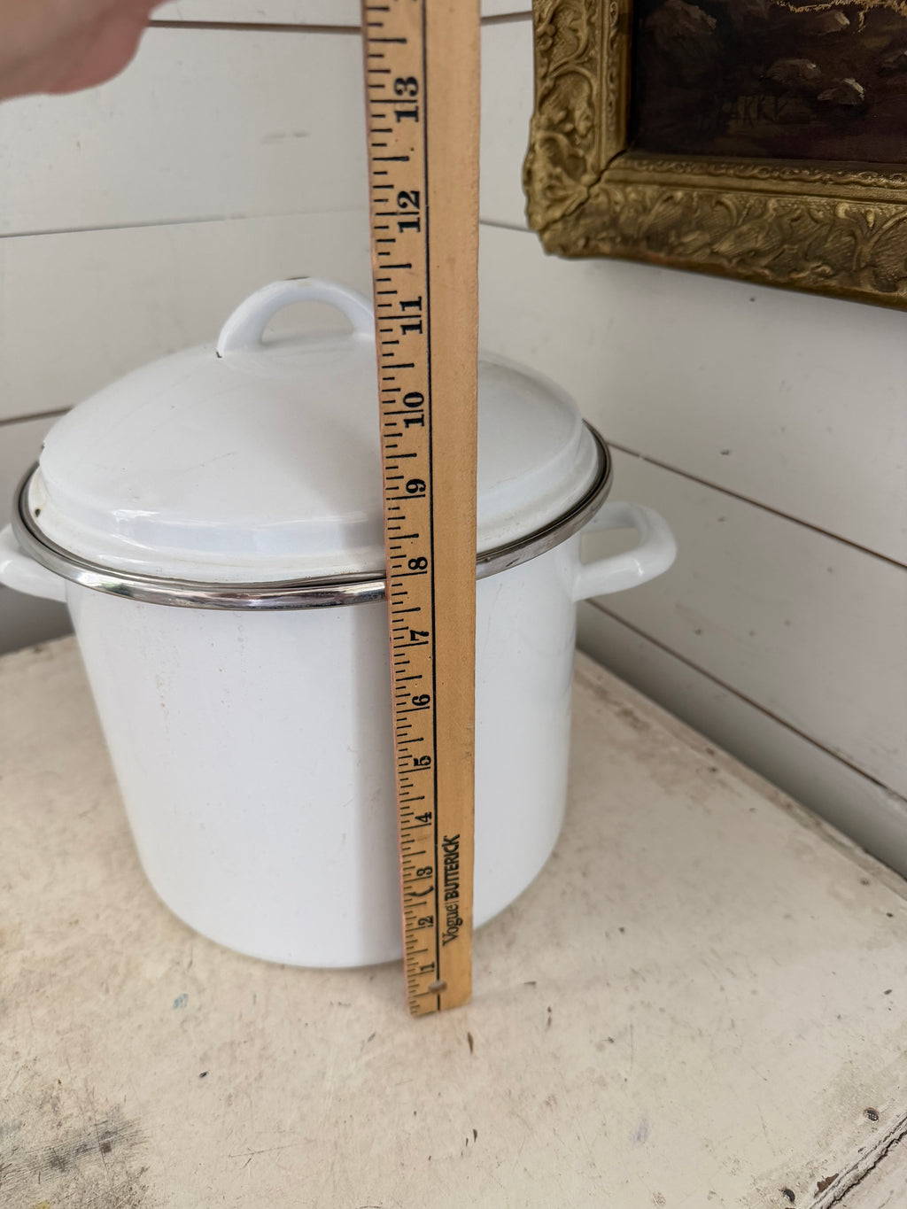 Enamel white pot with lid