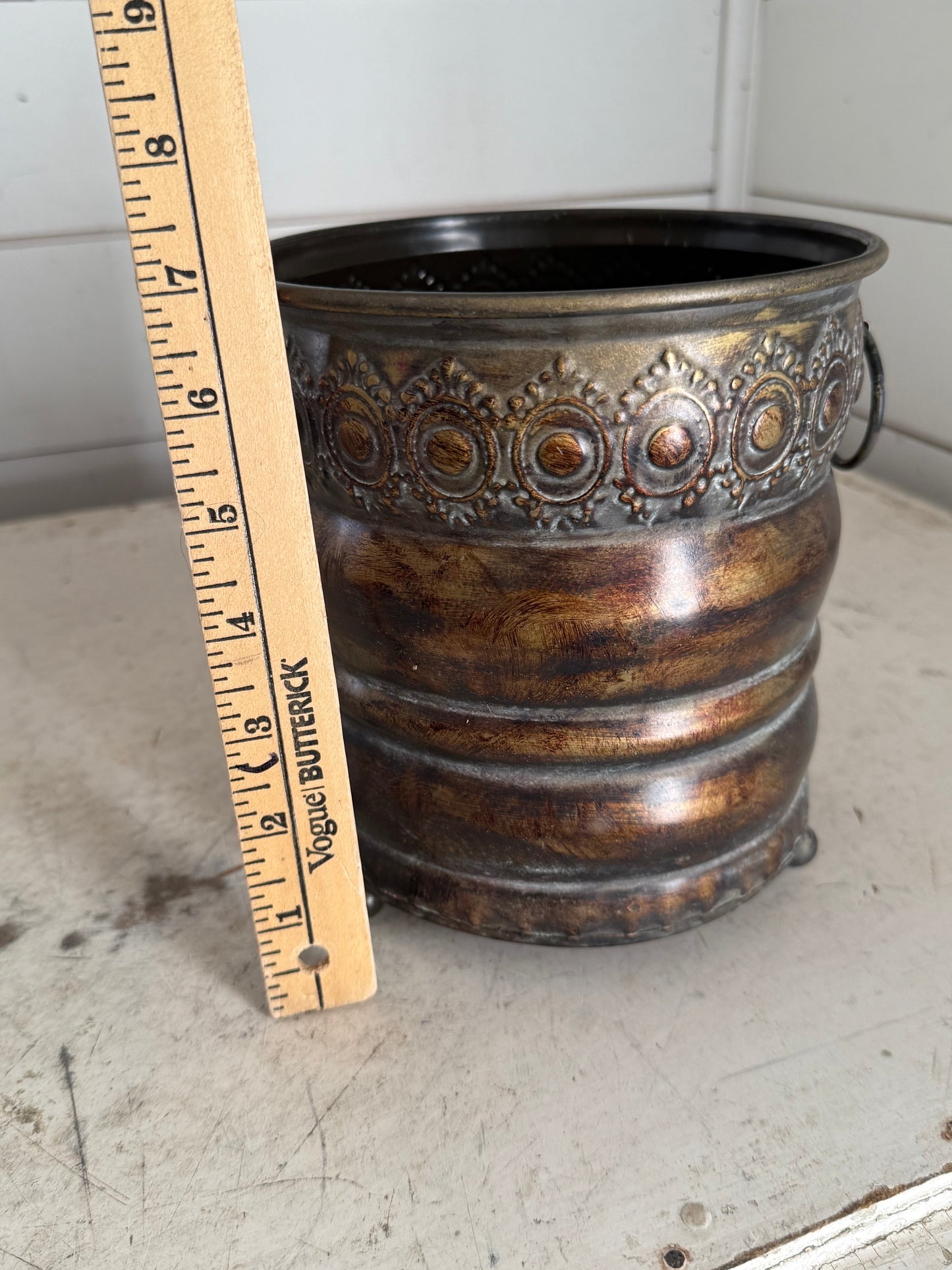 Small tin planter will get painted