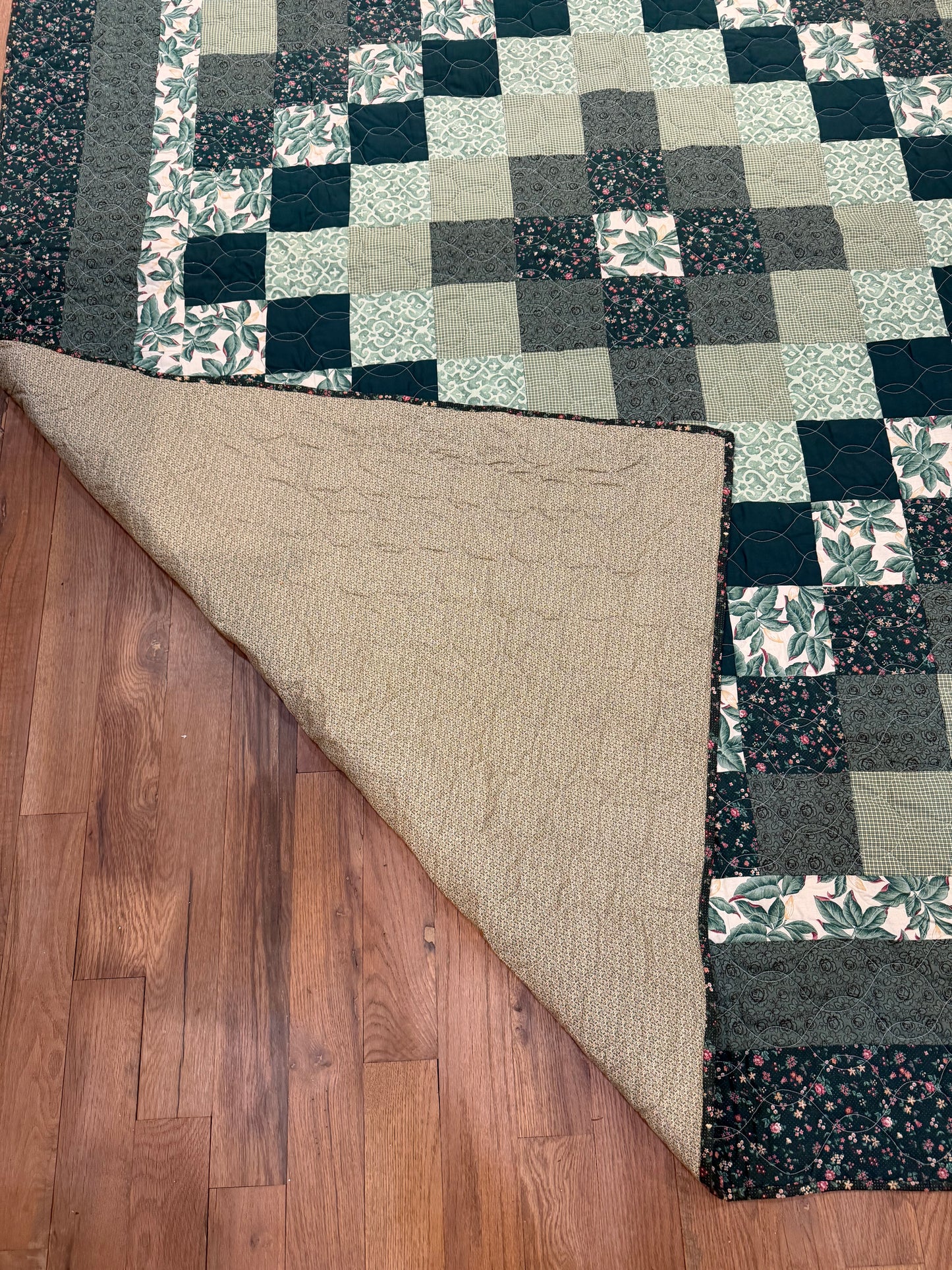 Green Floral Square hand made Pieced Quilt Queen - In New Condition