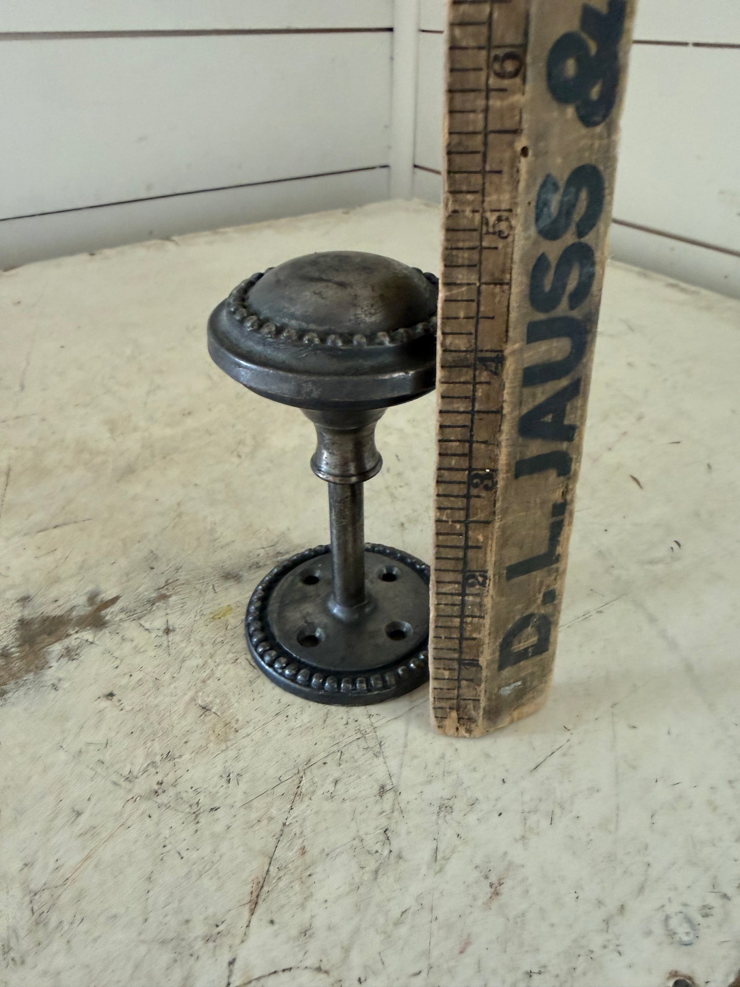 Oversized metal knob hook