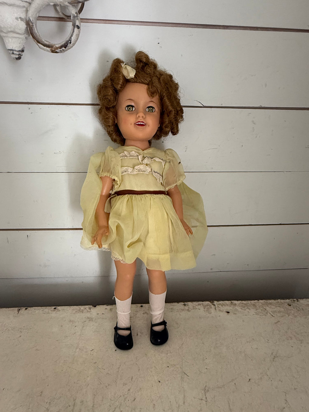 Vinyl Shirley Temple 18 inch doll by Ideal - missing one shoe