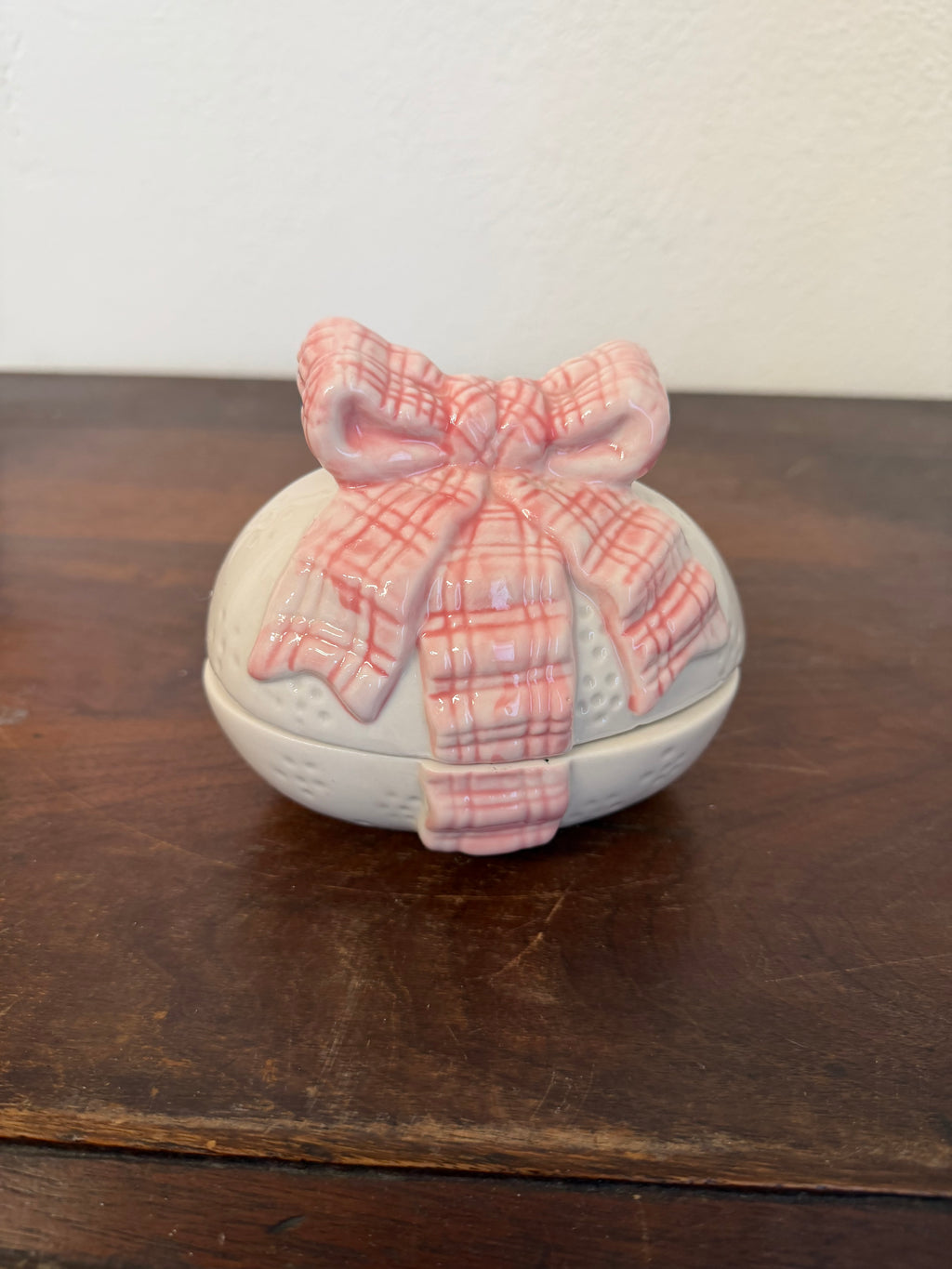 Ceramic egg dish with bow