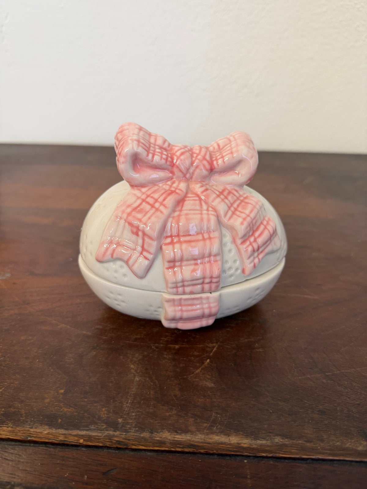 Ceramic egg dish with bow