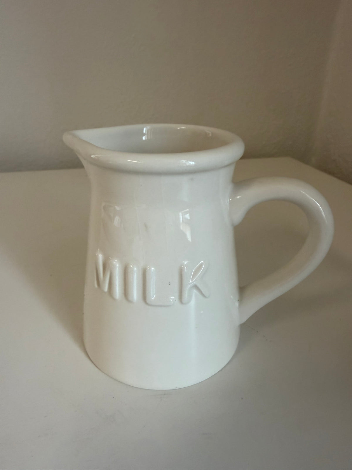 Jarra para leche de cerámica blanca