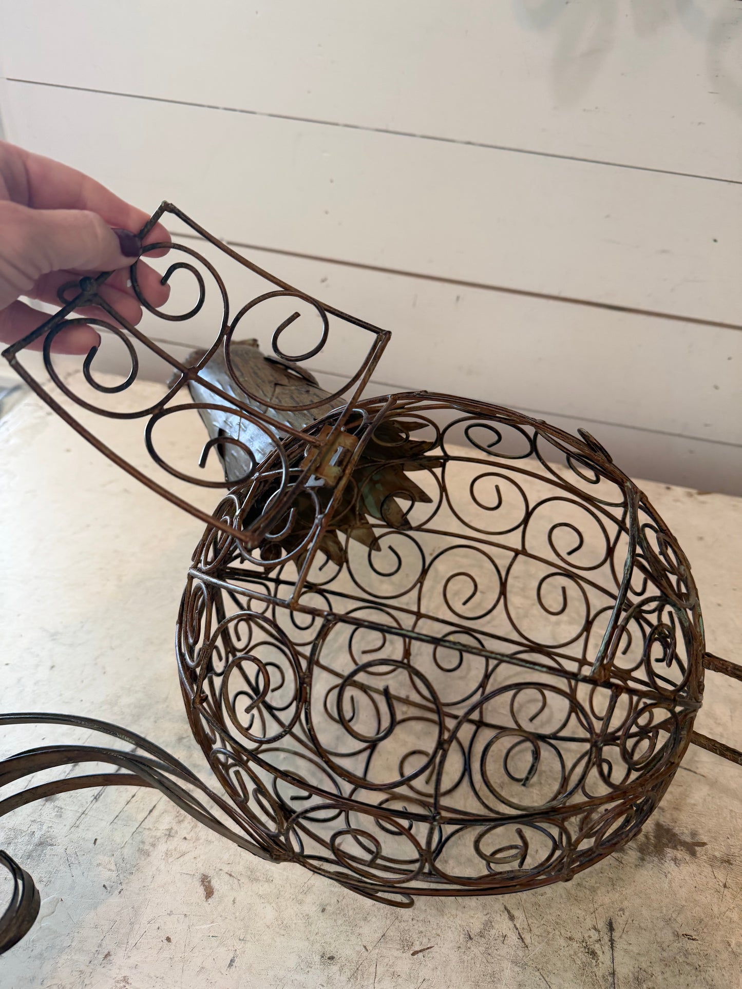 Oversized wire rooster with birdcage door