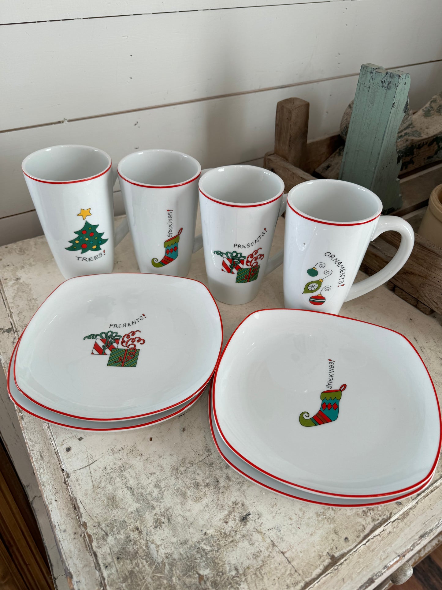 Fitz and Floyd Merry Christmas 8 Piece Gift Set Dessert Plates and Mugs
