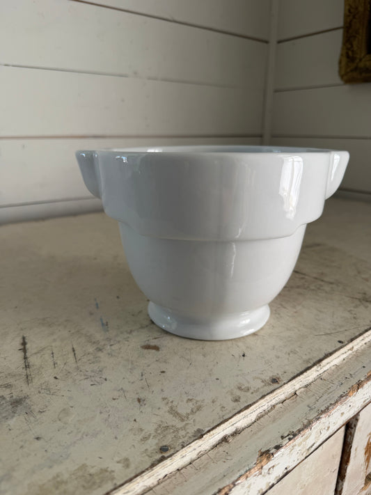 Porcelain bowl with spout on each side