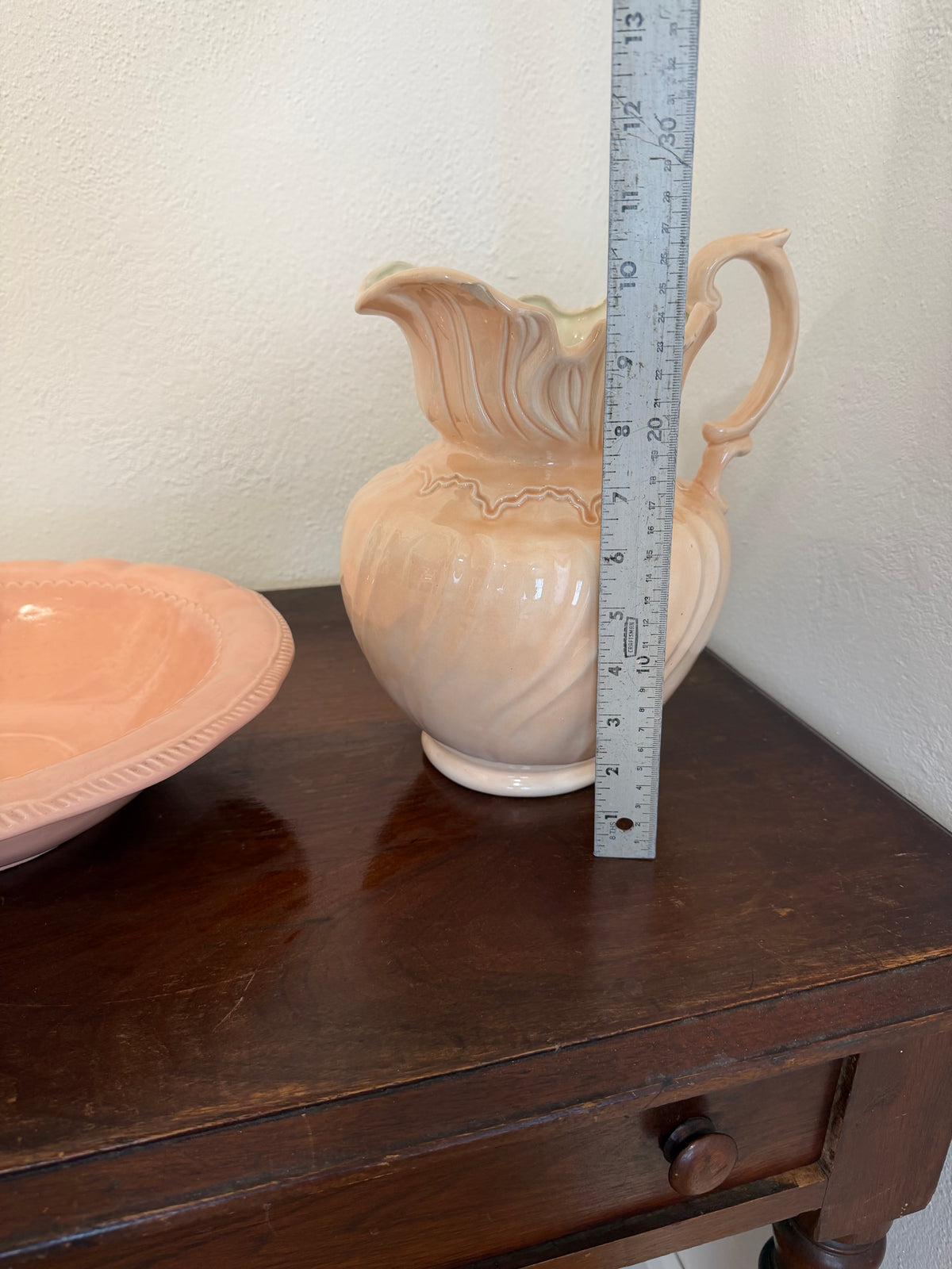 Jarra y palangana vintage de color melocotón y rosa - La jarra tiene una muesca