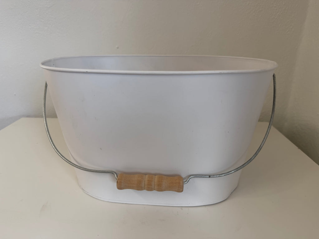 Cubo de metal blanco: se transformará con calcomanías