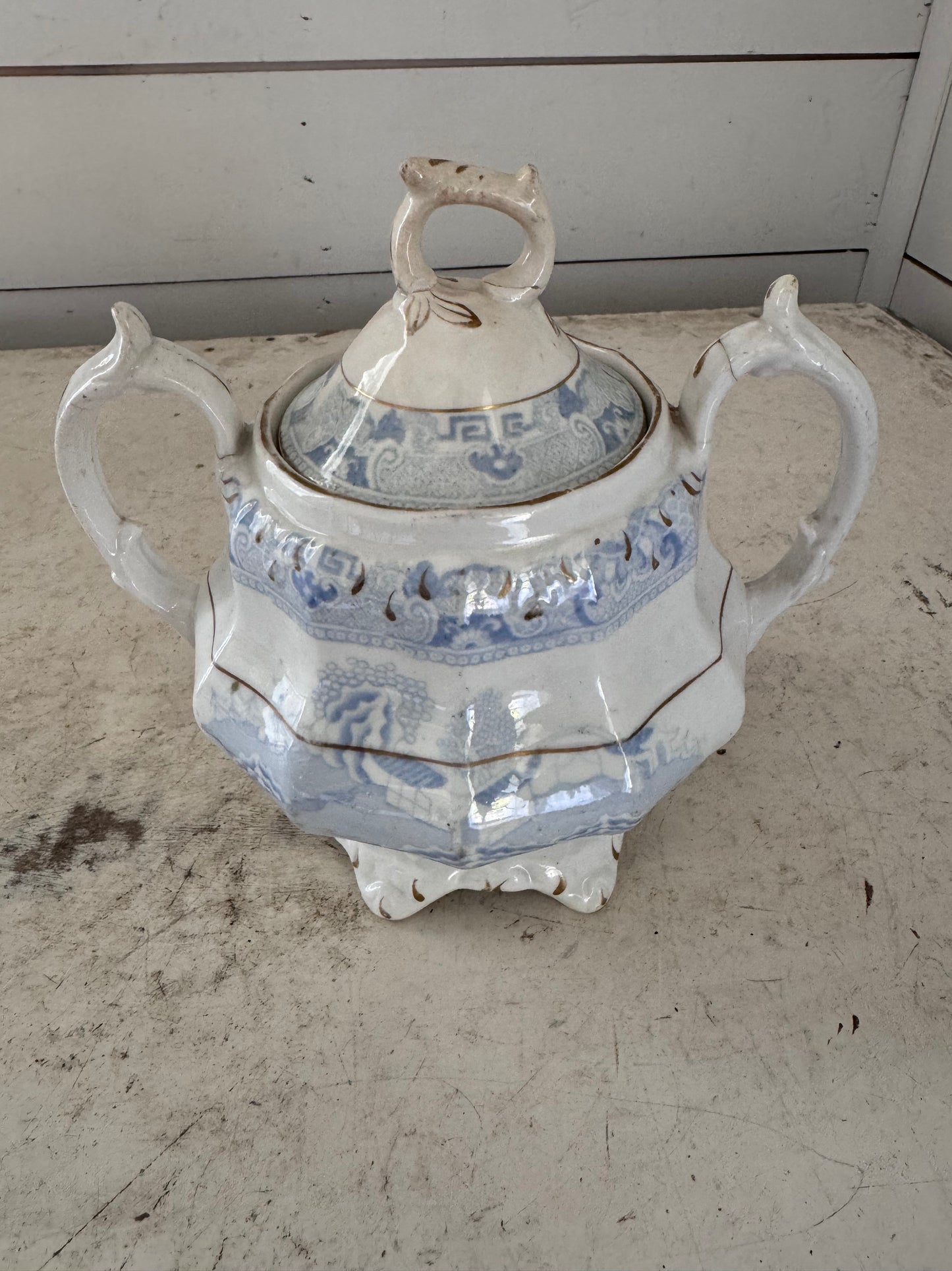 Blue Willow Pattern Tureen - handles