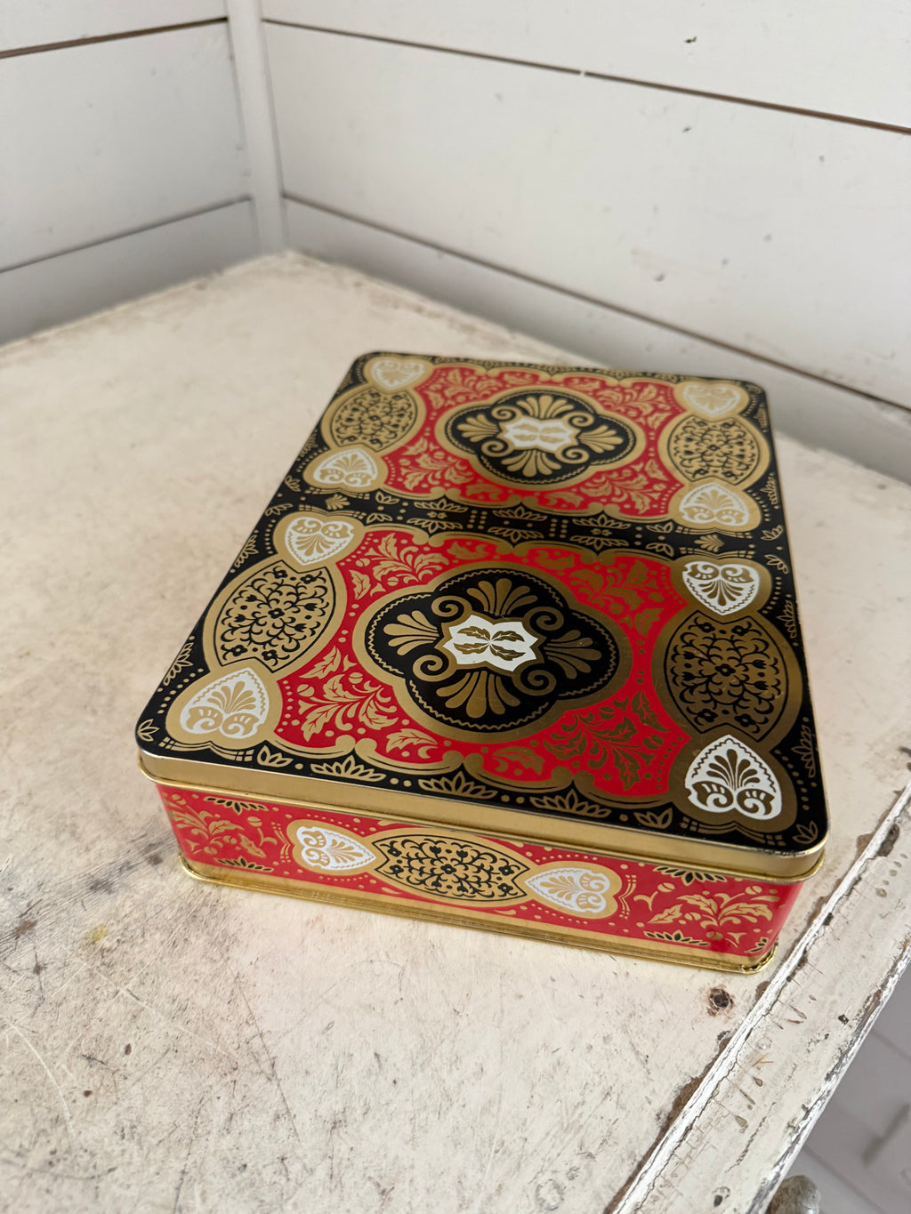 Vintage made in England tin good condition