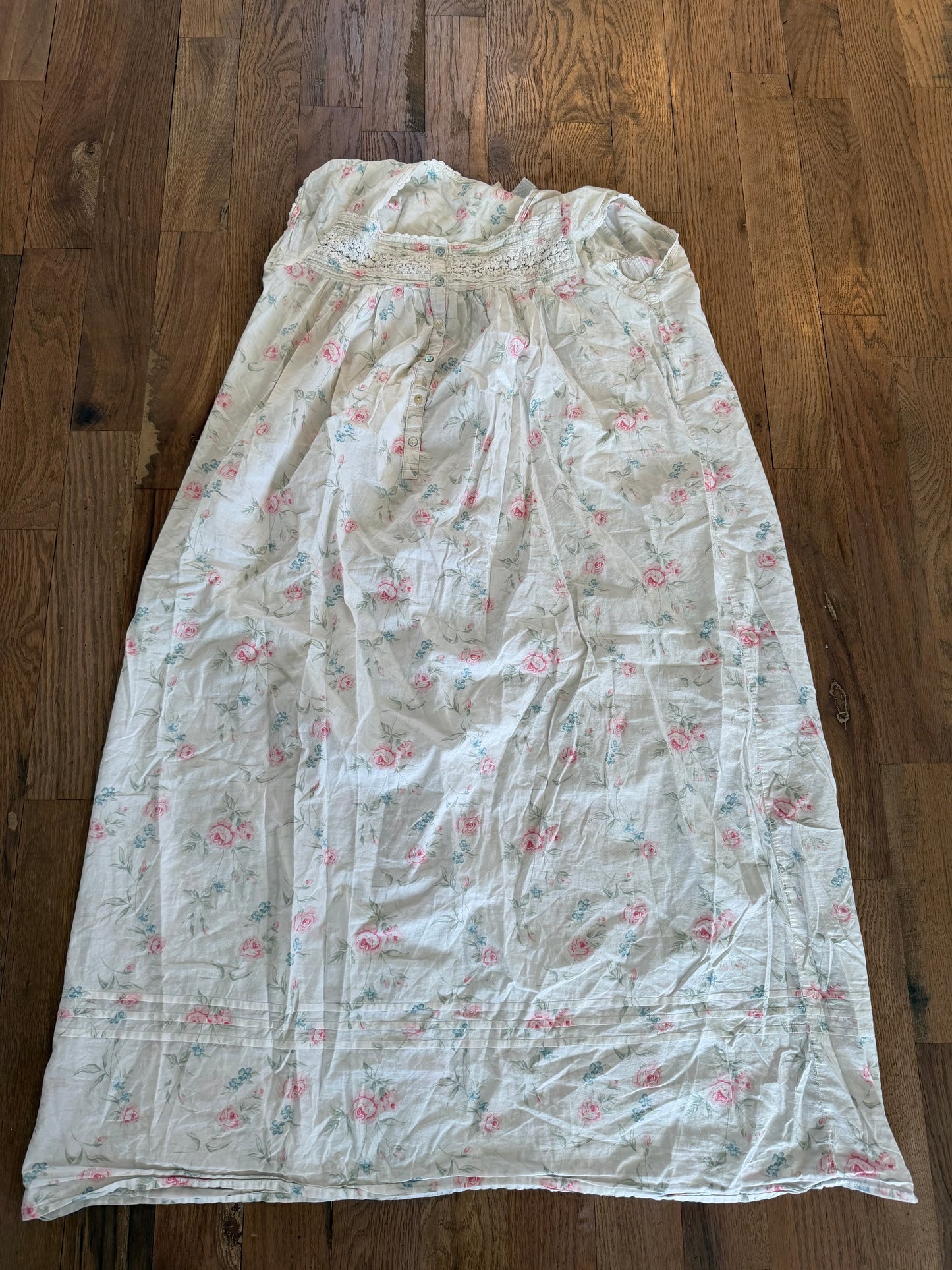 Eileen West floral maxi nightgown featuring a delicate pink and white floral pattern - Medium
