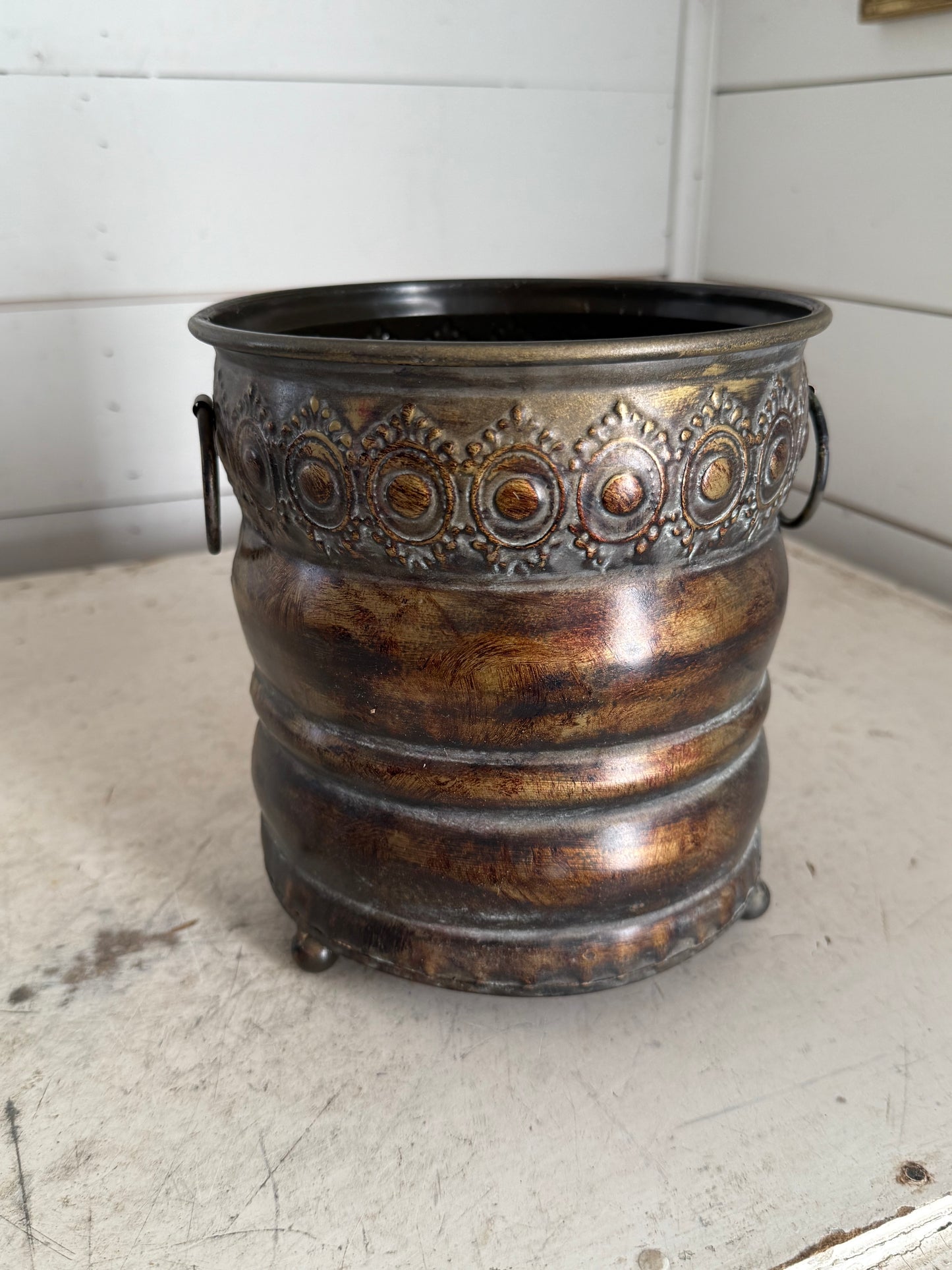 Small tin planter will get painted