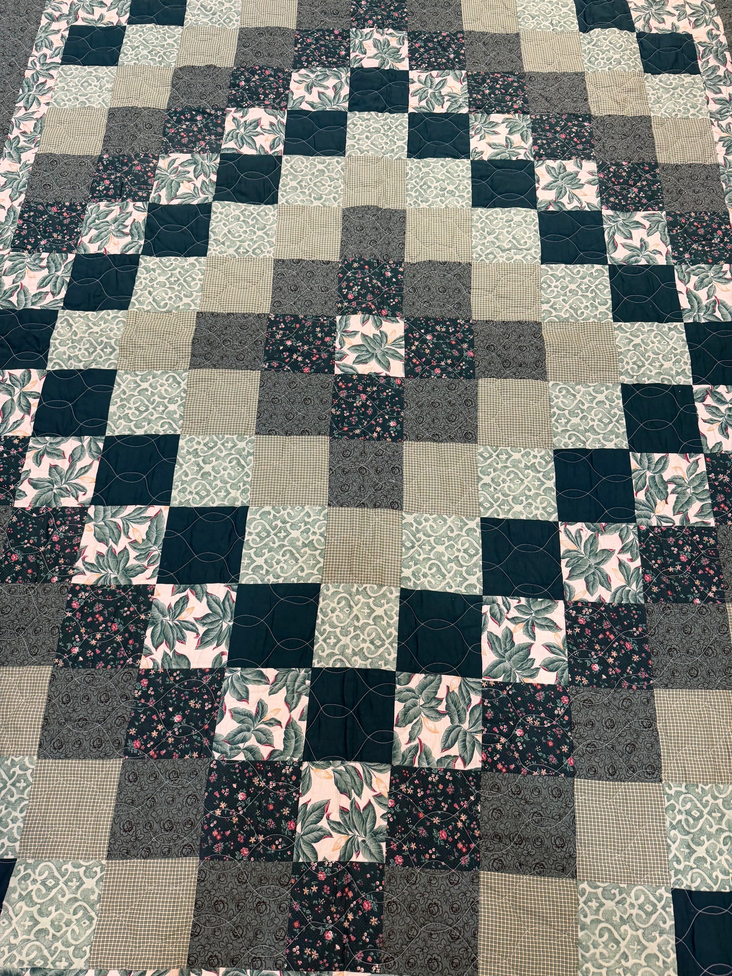 Green Floral Square hand made Pieced Quilt Queen - In New Condition