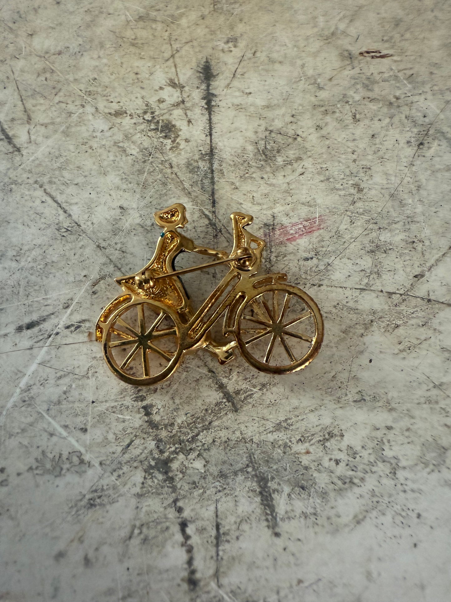 Vintage Cabouchon brooch with gold plating and blue enamel