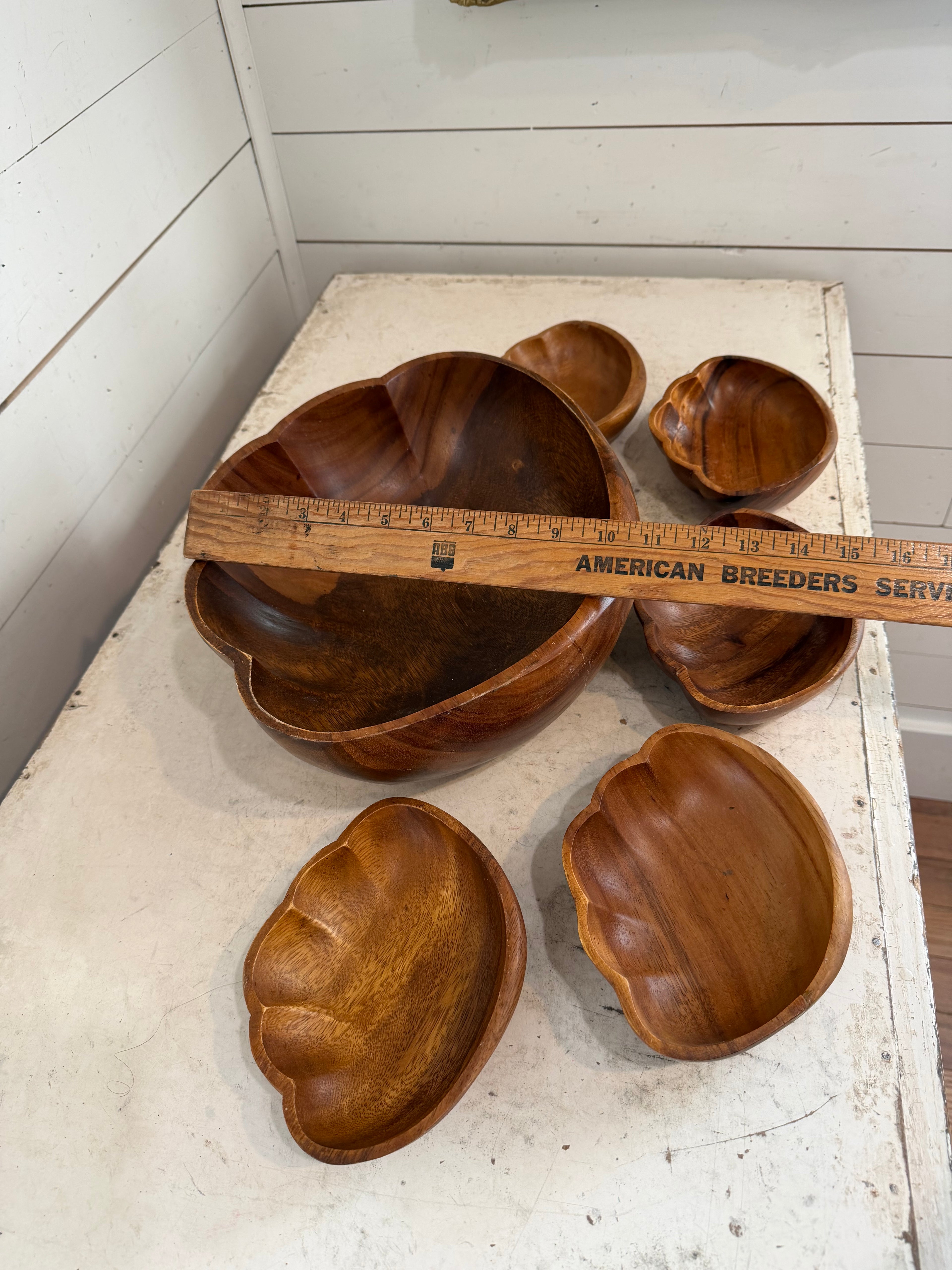 Vintage hand-carved monkey pod wood salad bowl set scalloped design