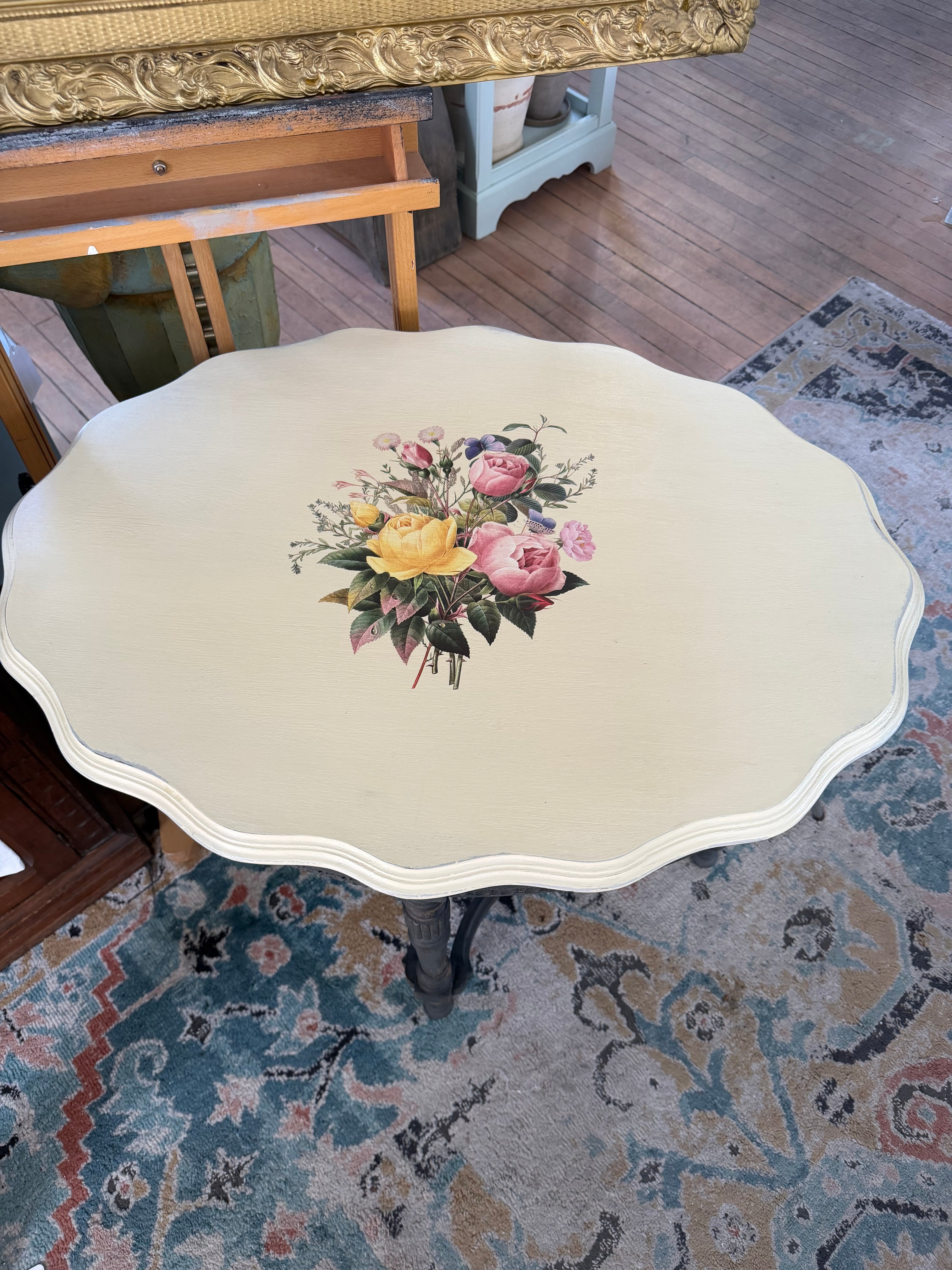 Shabby chic antique hand painted table 32.5x24x28